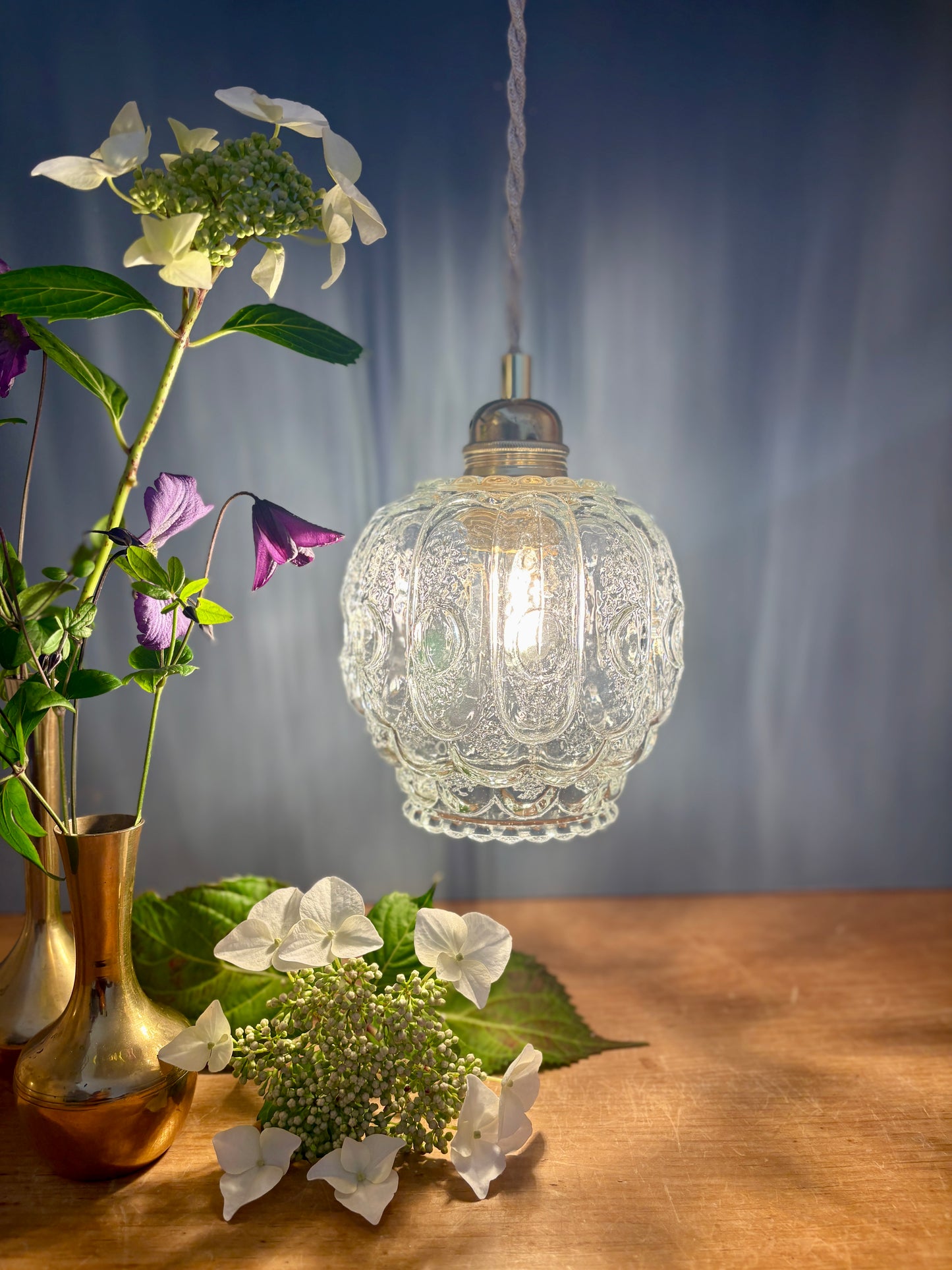 Suspension globe vintage en verre moulé transparent