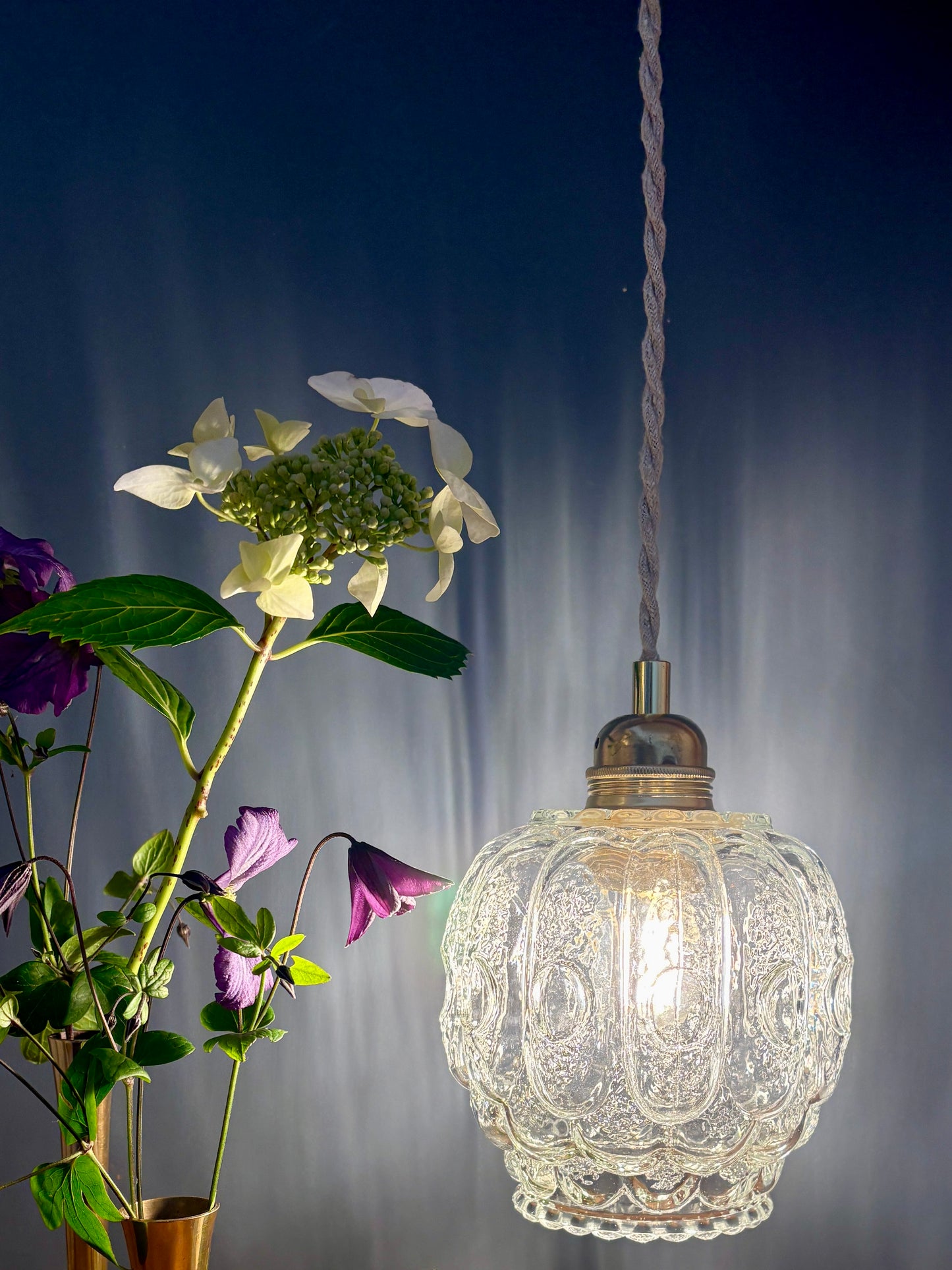 Suspension globe vintage en verre moulé transparent