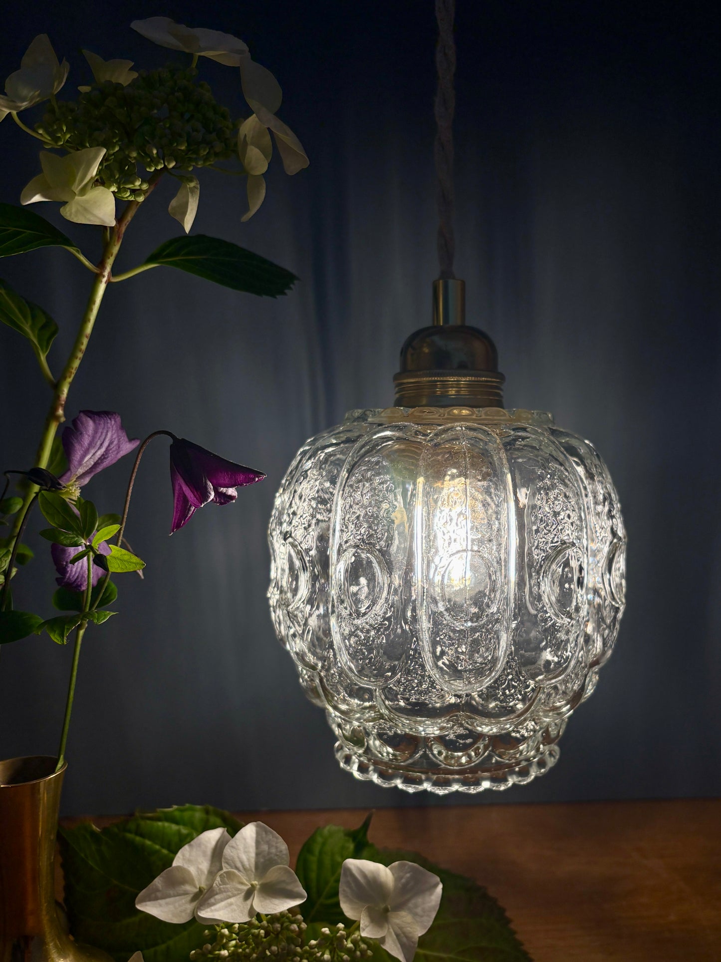 Suspension globe vintage en verre moulé transparent