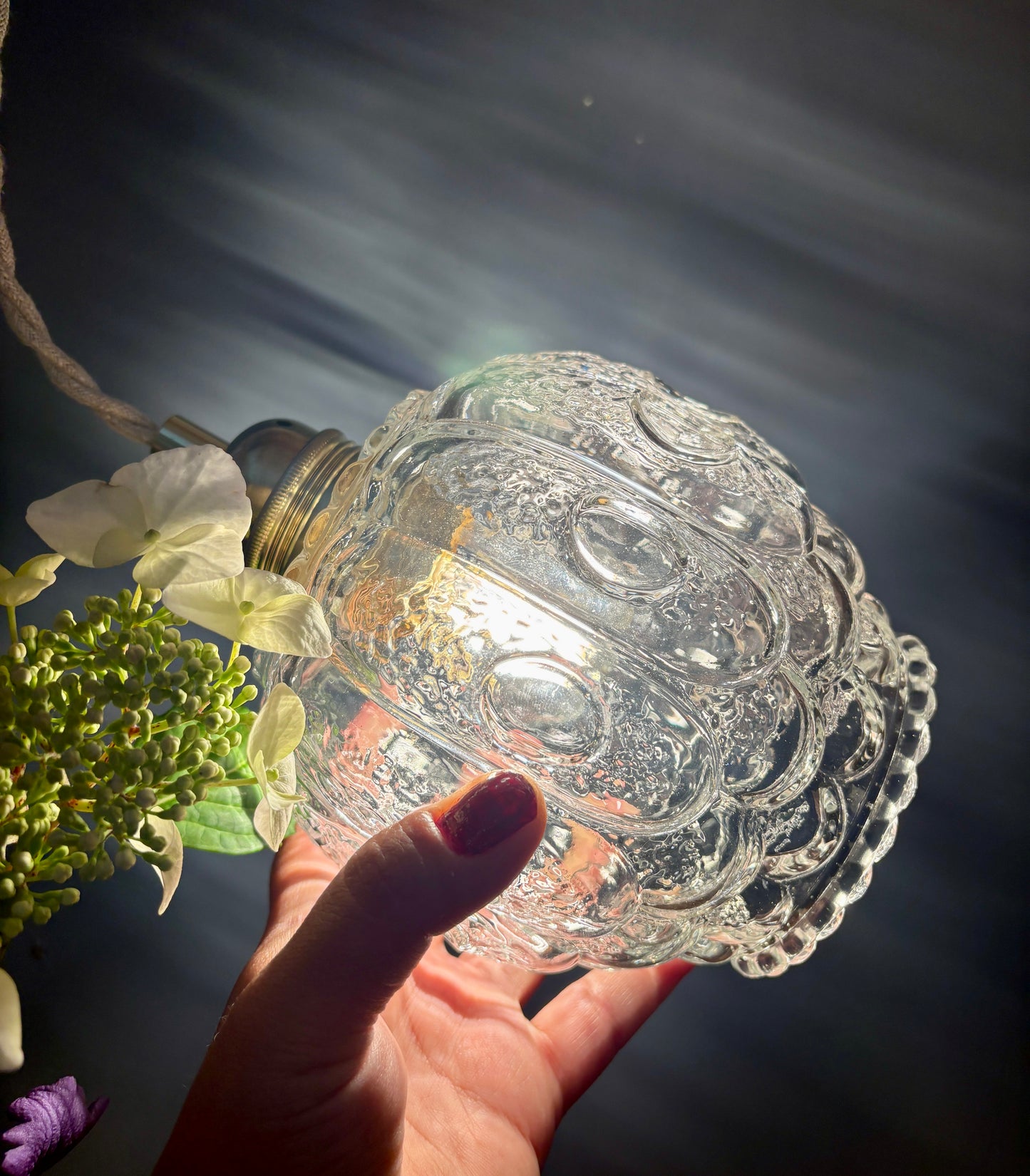 Suspension globe vintage en verre moulé transparent