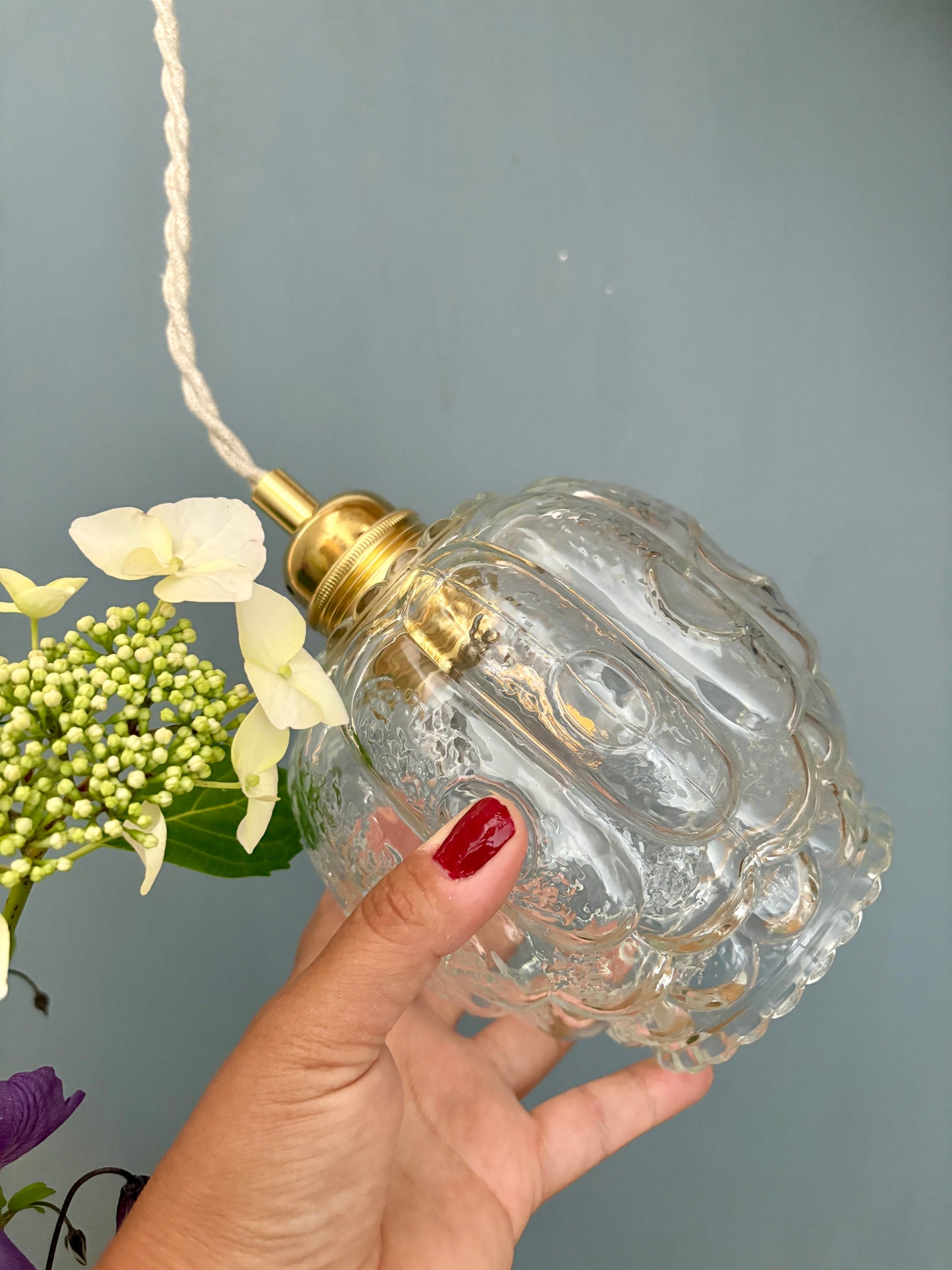Suspension globe vintage en verre moulé transparent