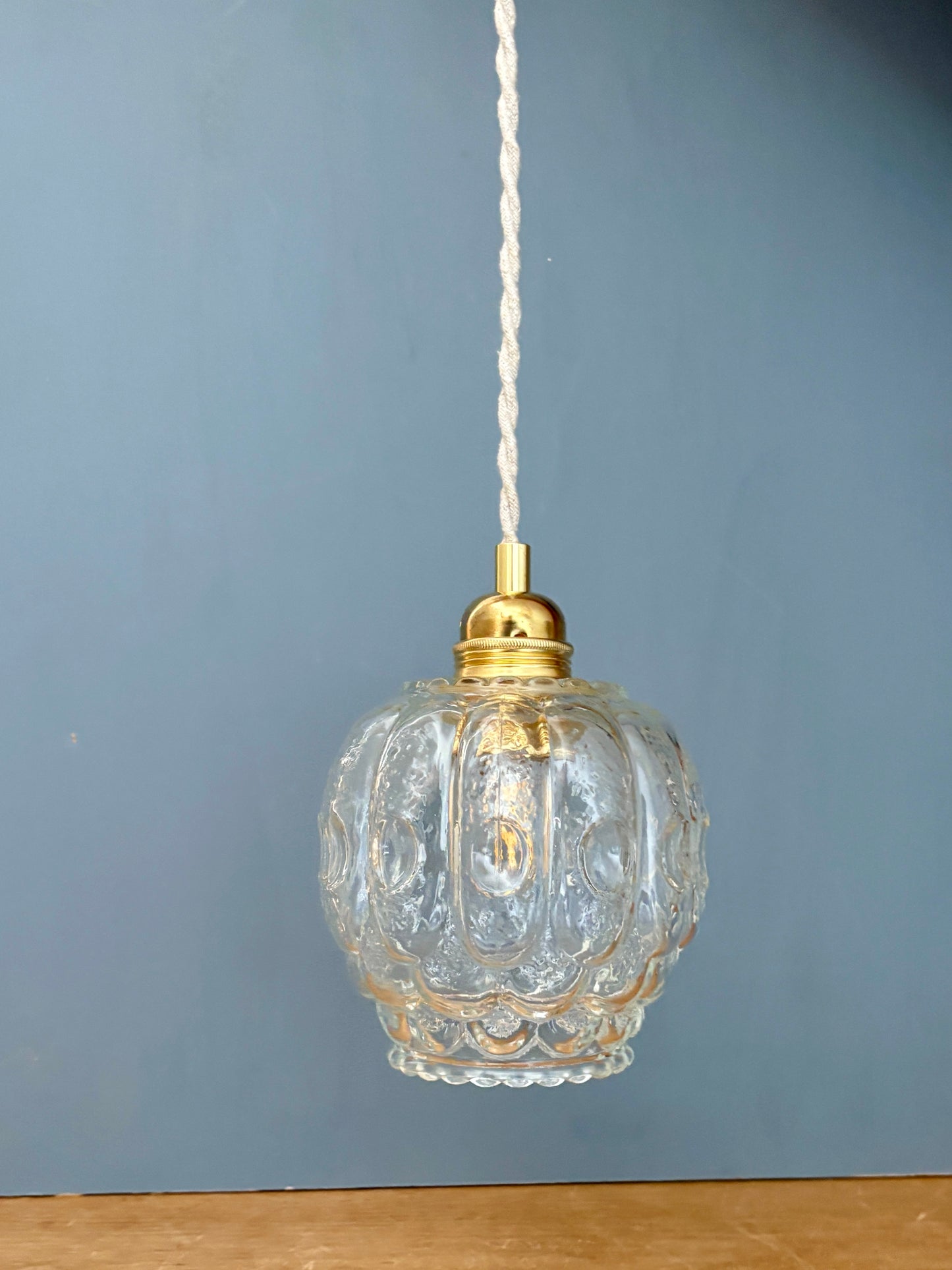 Suspension globe vintage en verre moulé transparent