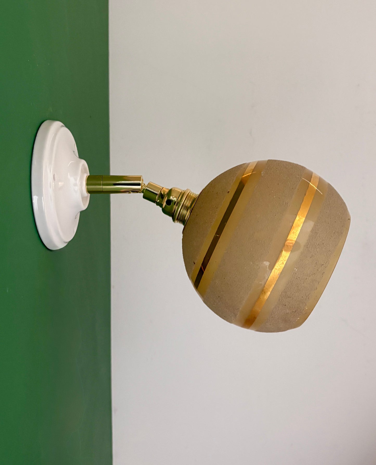 Applique globe vintage en verre granité jaune et or