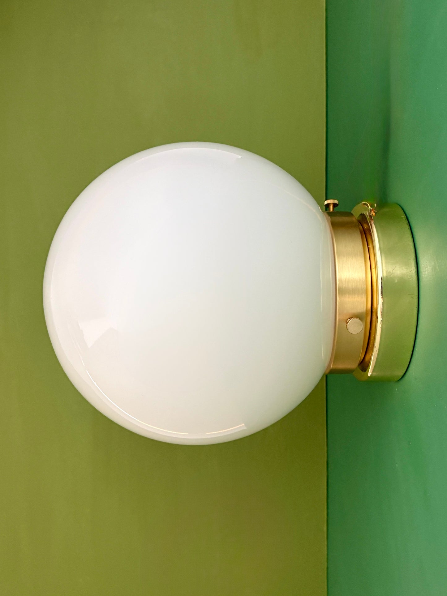 Applique ou plafonnier globe vintage en opaline blanche