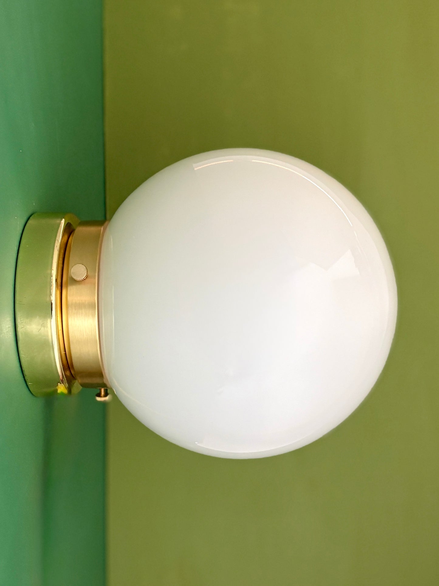 Applique ou plafonnier globe vintage en opaline blanche