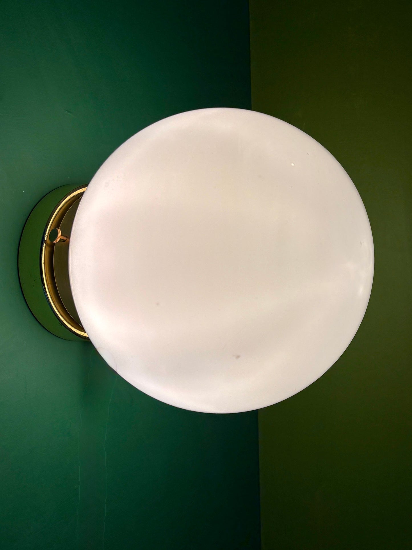 Applique ou plafonnier globe vintage en opaline blanche