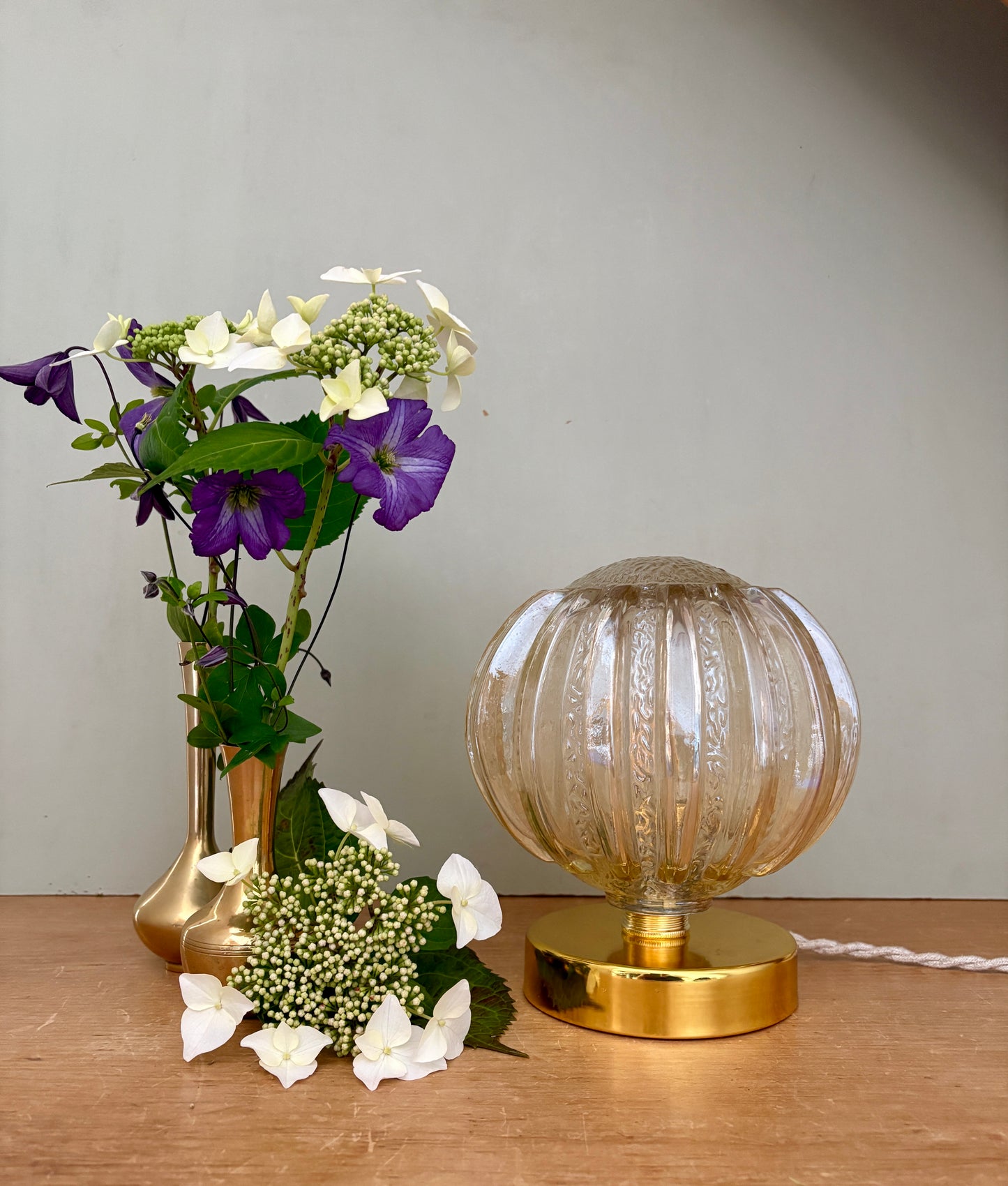 Lampe à poser globe vintage en verre moulé mi ambré mi transparent