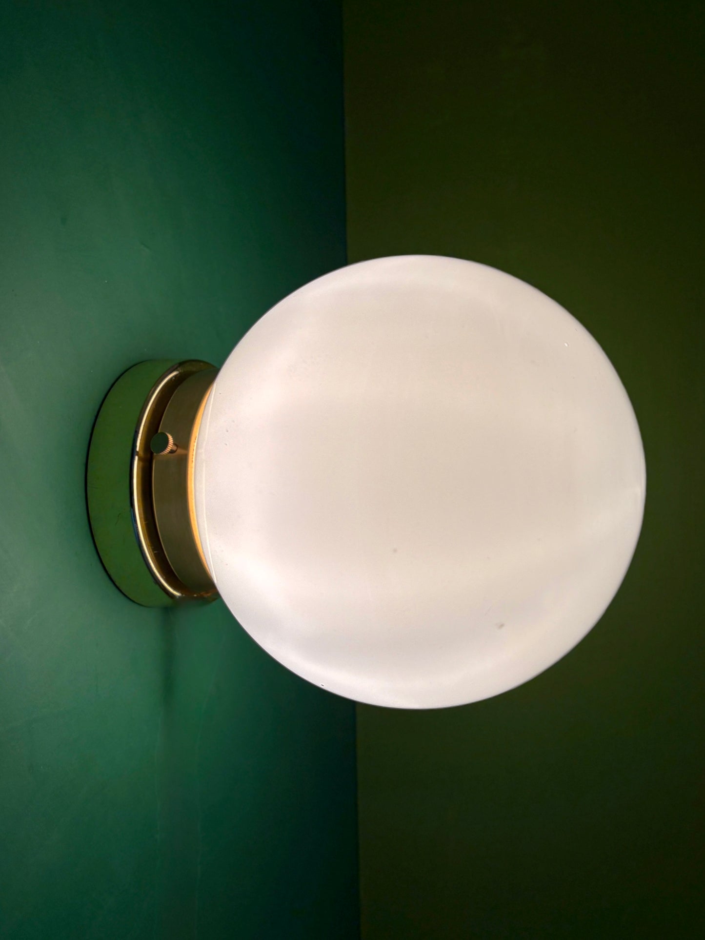 Applique ou plafonnier globe vintage en opaline blanche