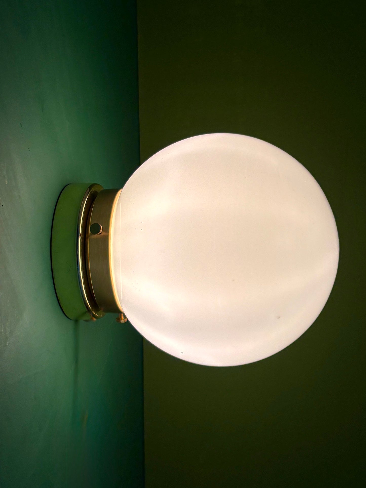 Applique ou plafonnier globe vintage en opaline blanche