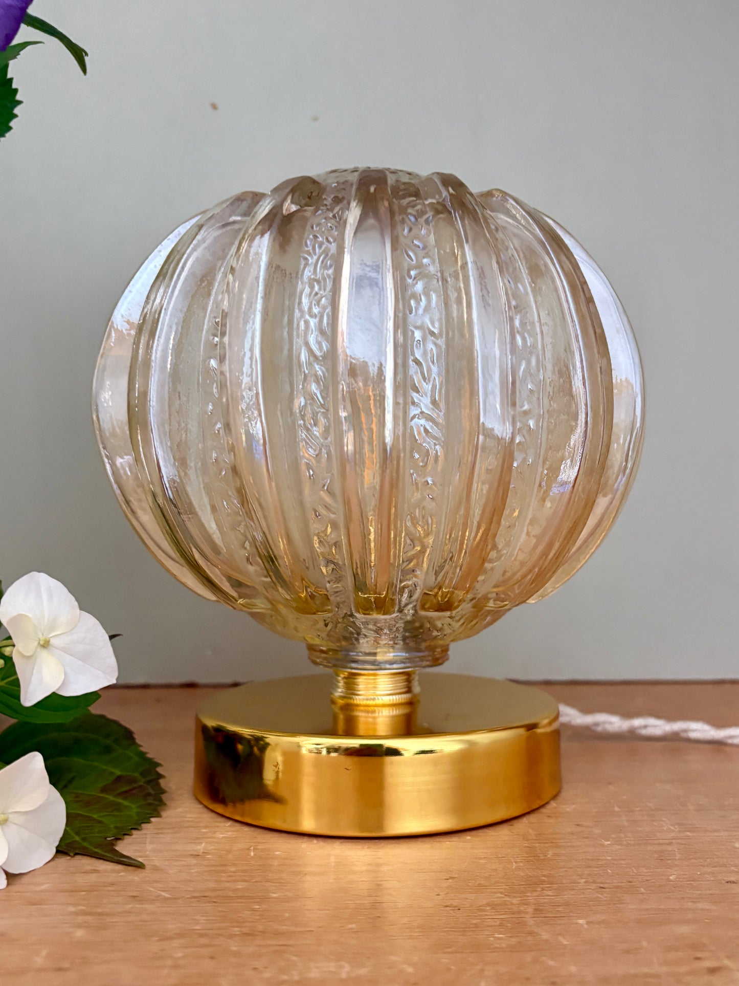 Lampe à poser globe vintage en verre moulé mi ambré mi transparent