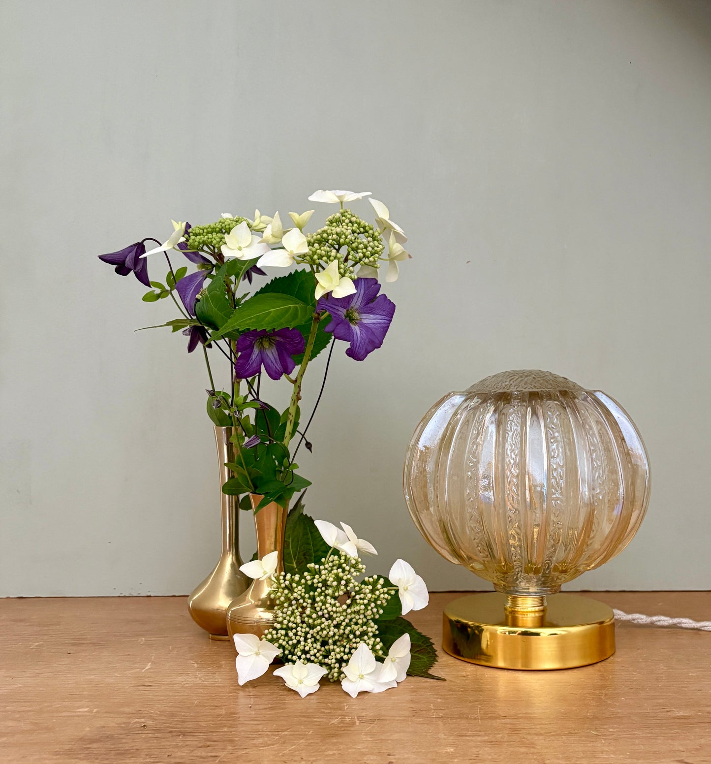 Lampe à poser globe vintage en verre moulé mi ambré mi transparent