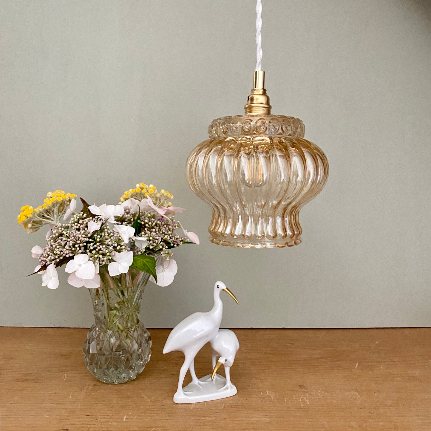 Suspension globe vintage en verre ambré