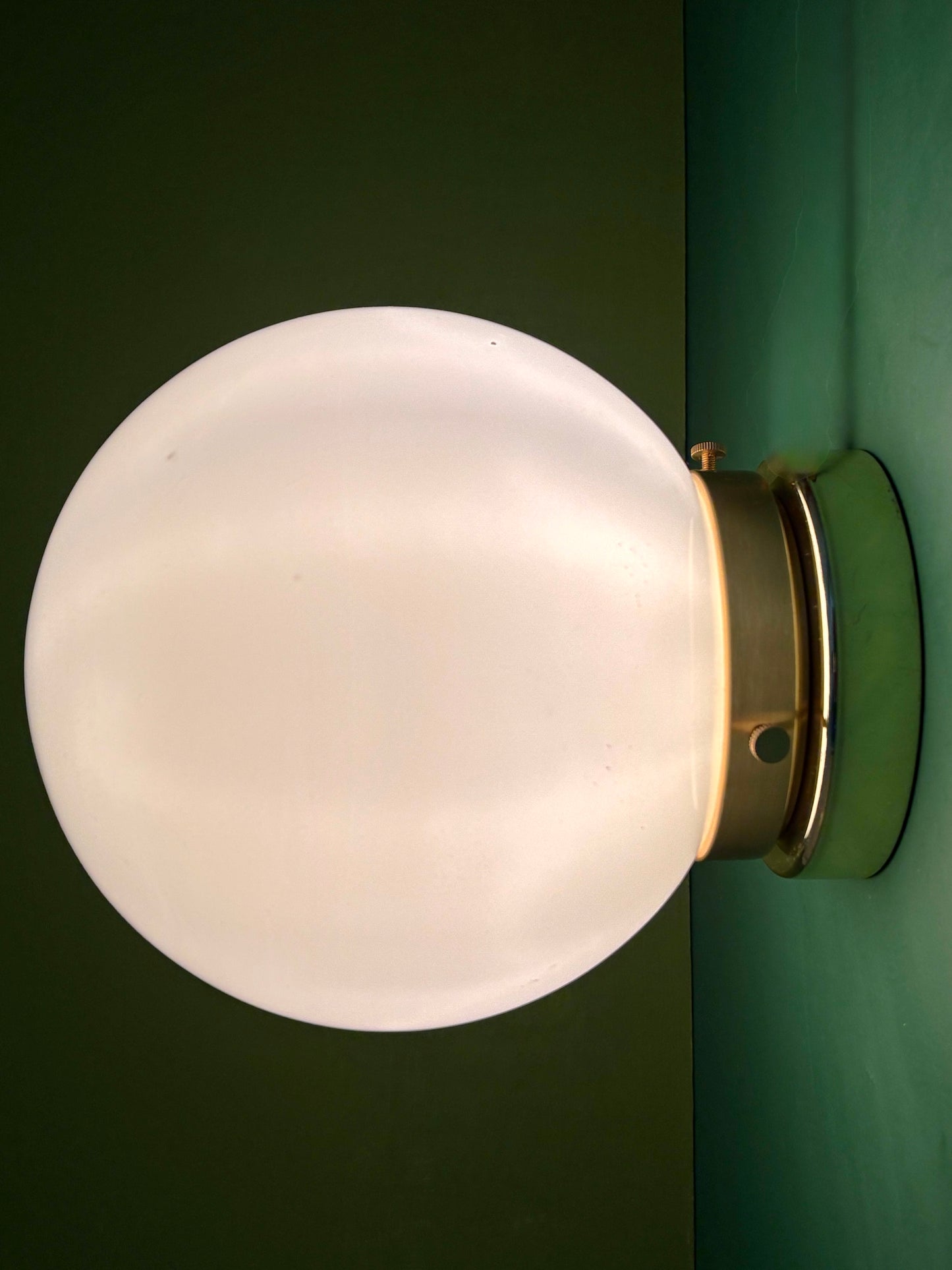 Applique ou plafonnier globe vintage en opaline blanche