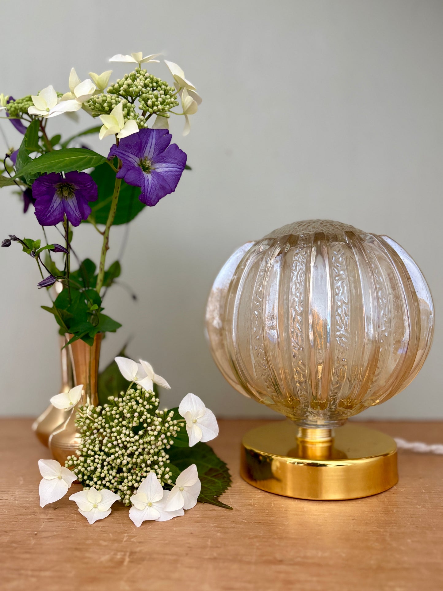 Lampe à poser globe vintage en verre moulé mi ambré mi transparent