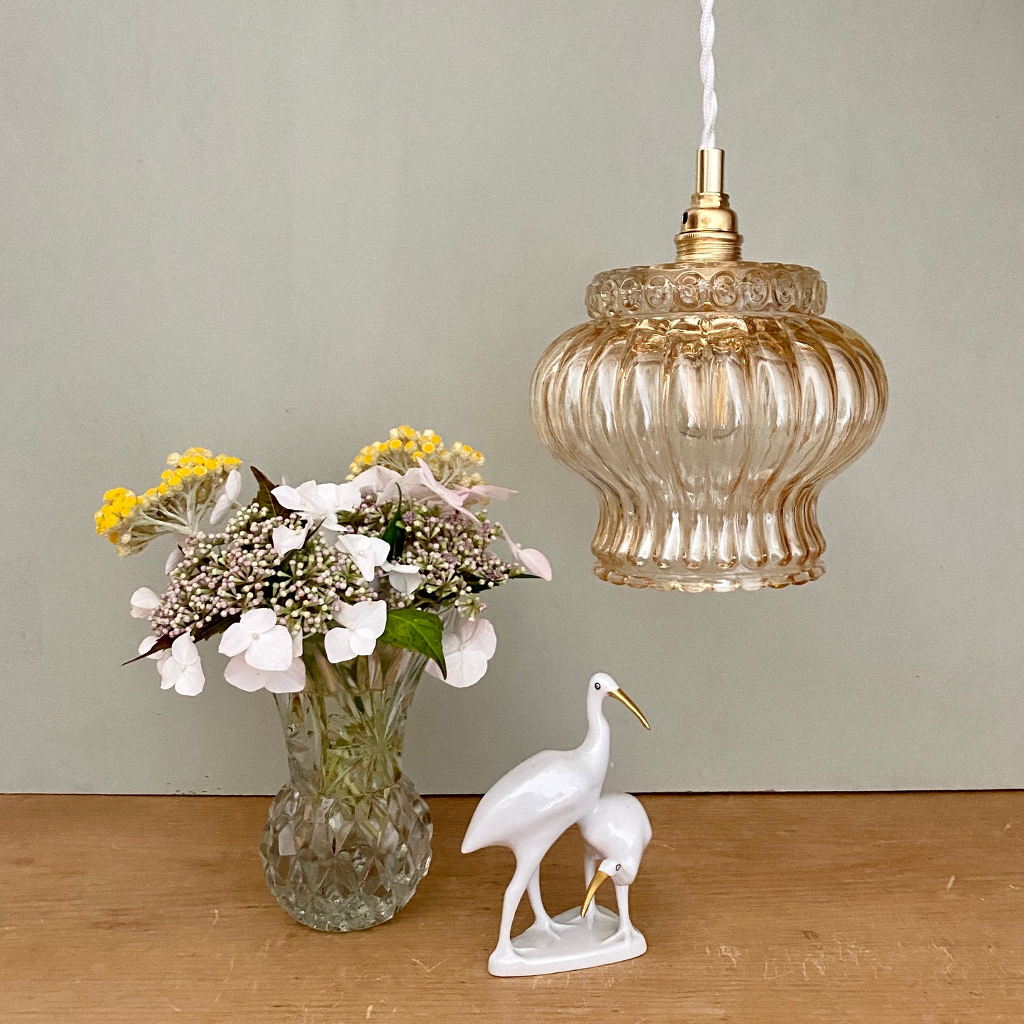 Suspension globe vintage en verre ambré