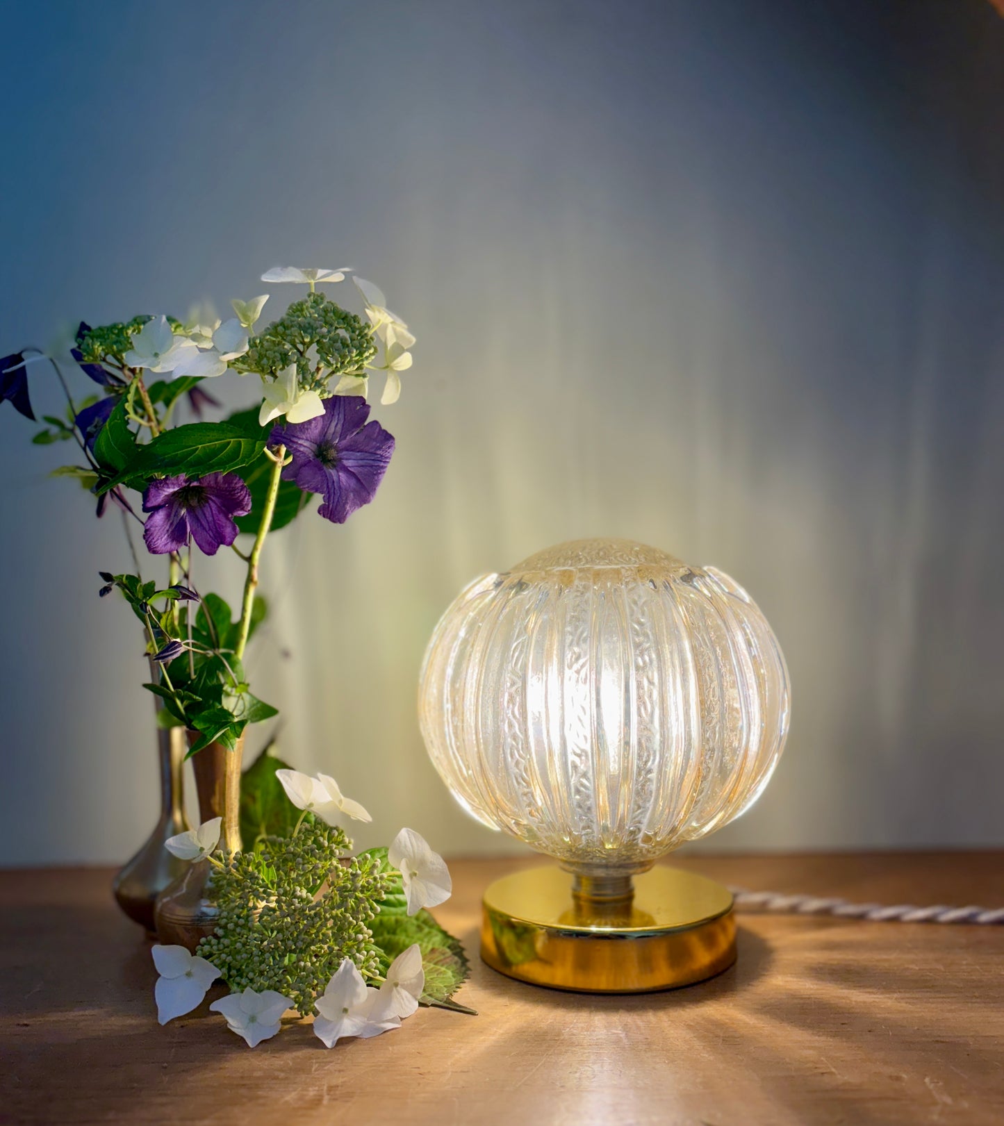 Lampe à poser globe vintage en verre moulé mi ambré mi transparent