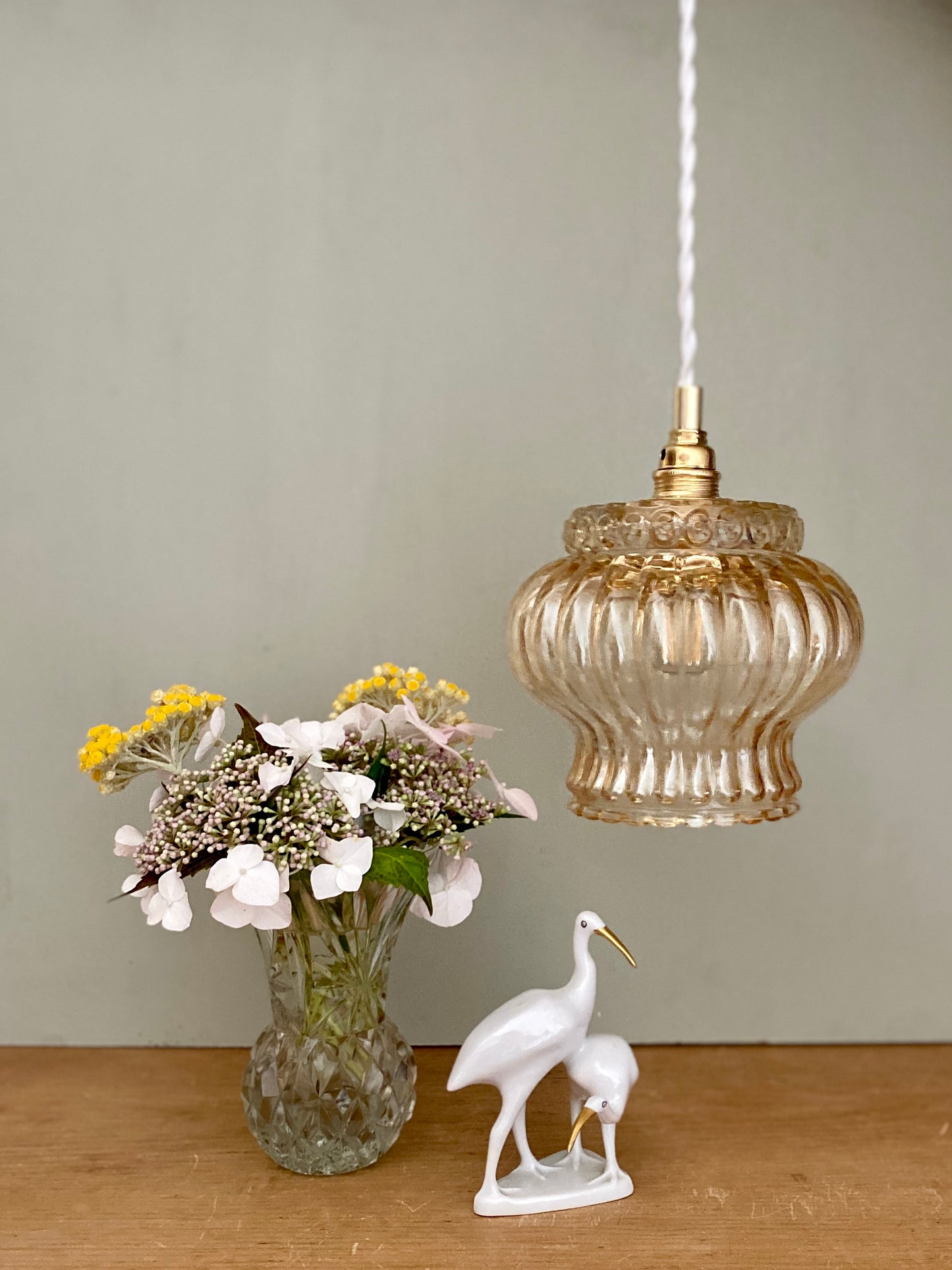 Suspension globe vintage en verre ambré