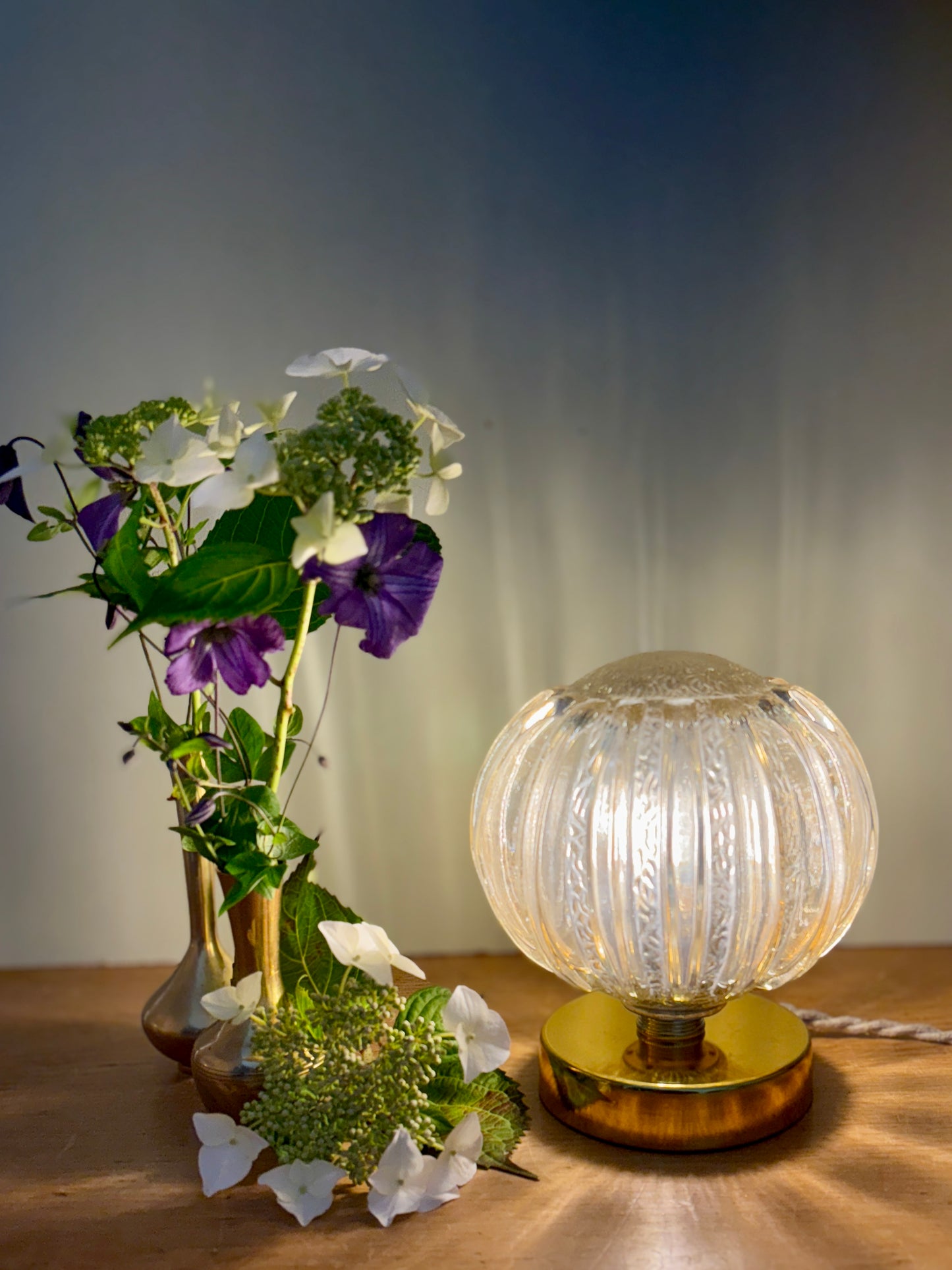 Lampe à poser globe vintage en verre moulé mi ambré mi transparent