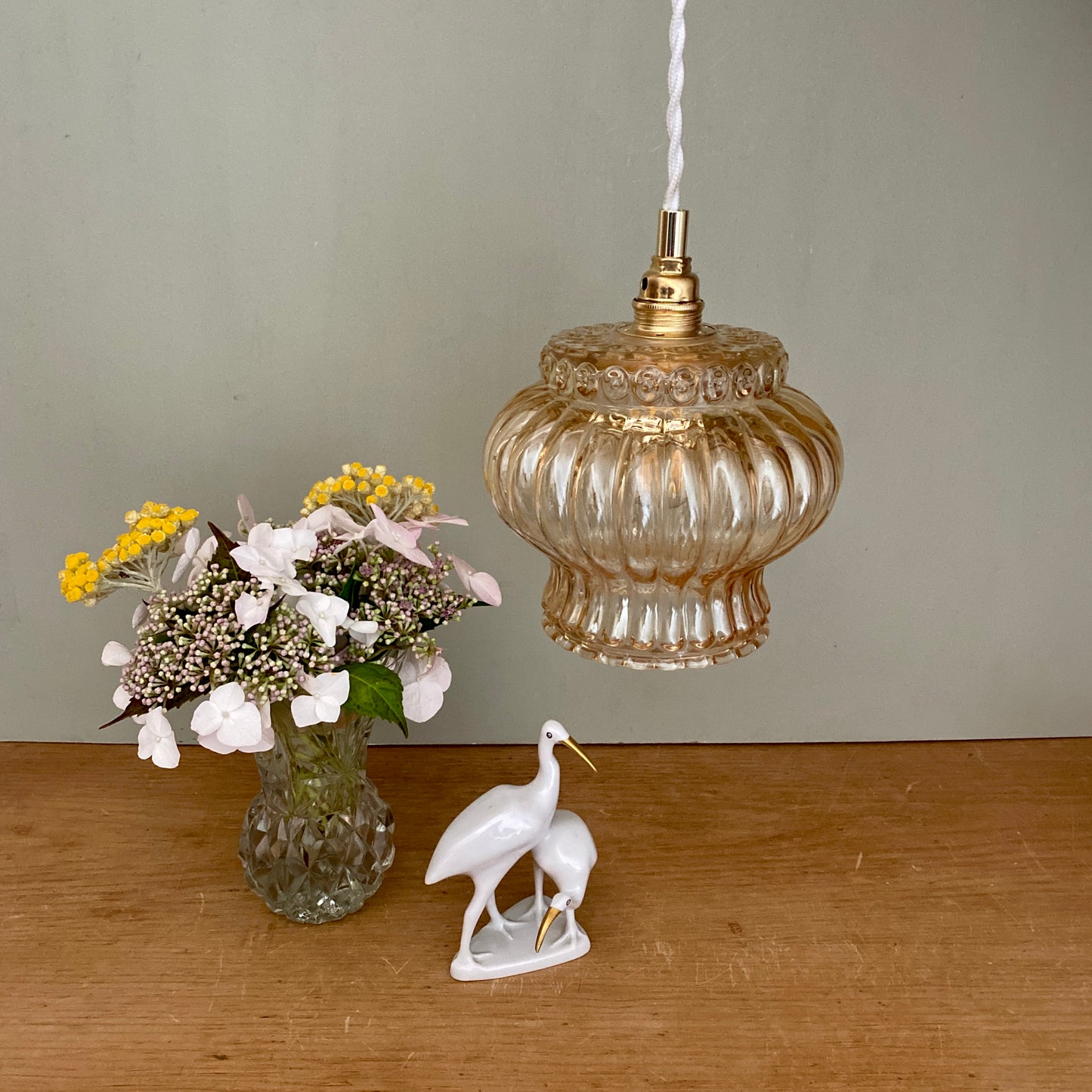 Suspension globe vintage en verre ambré