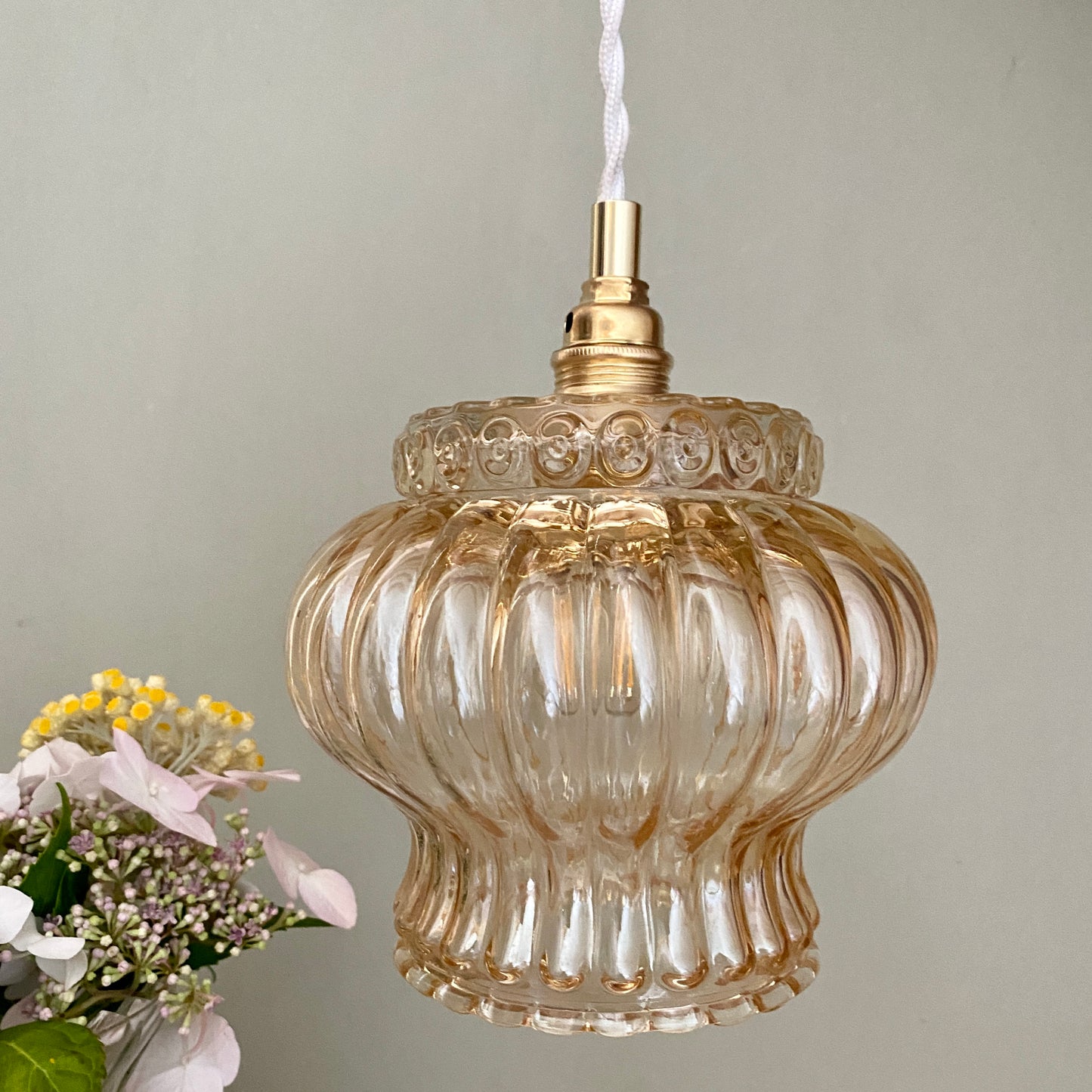 Suspension globe vintage en verre ambré