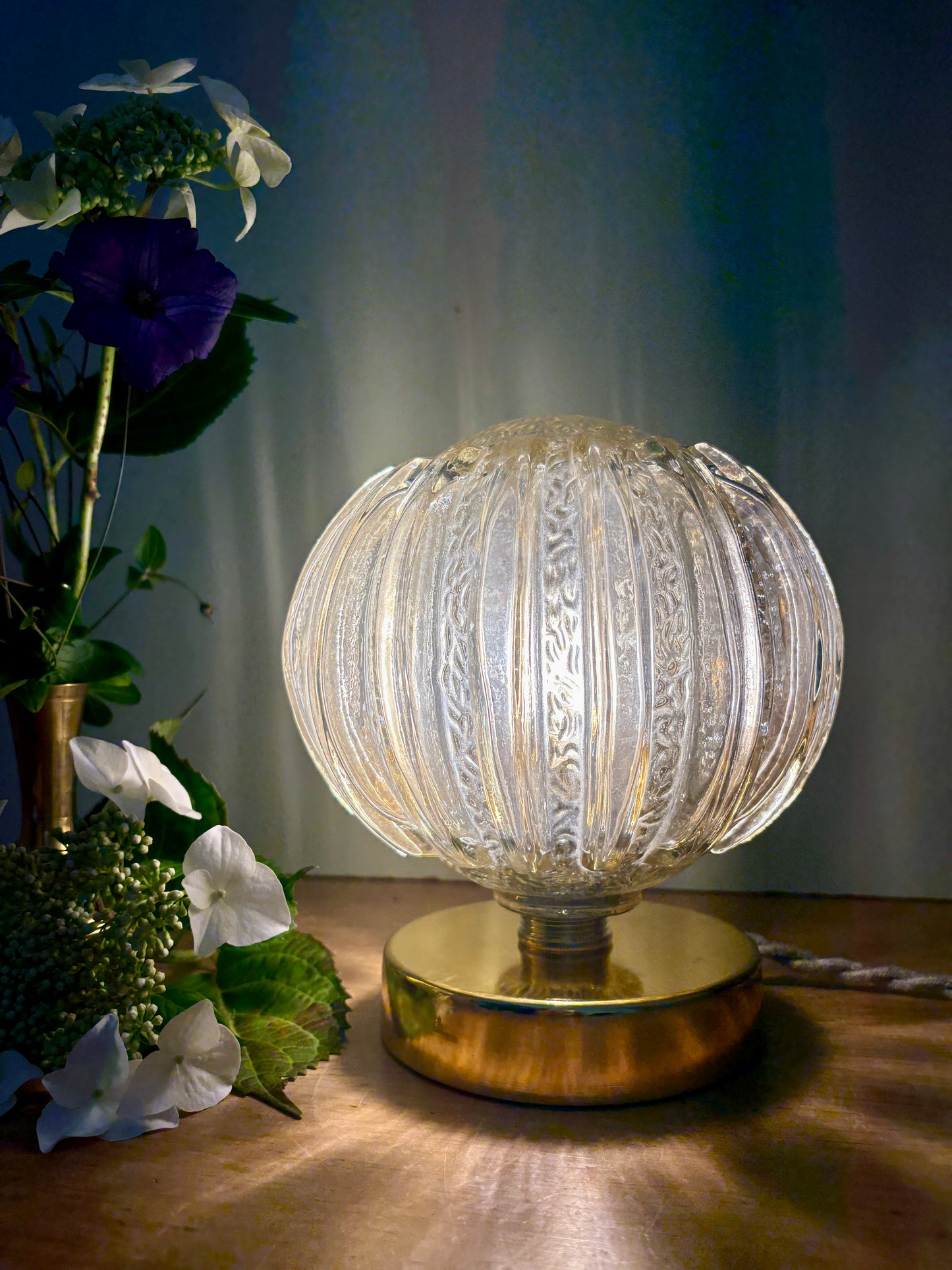 Lampe à poser globe vintage en verre moulé mi ambré mi transparent