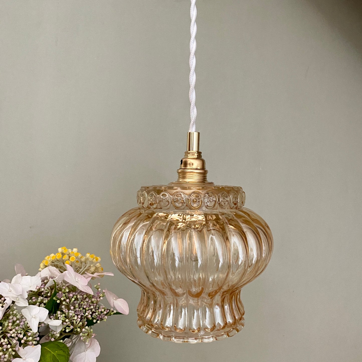 Suspension globe vintage en verre ambré