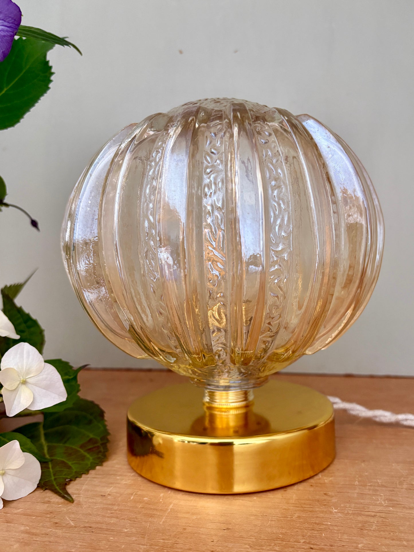 Lampe à poser globe vintage en verre moulé mi ambré mi transparent