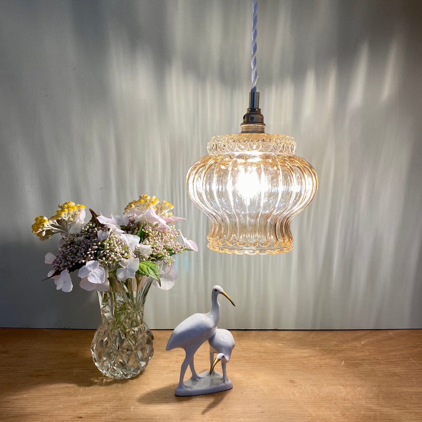 Suspension globe vintage en verre ambré