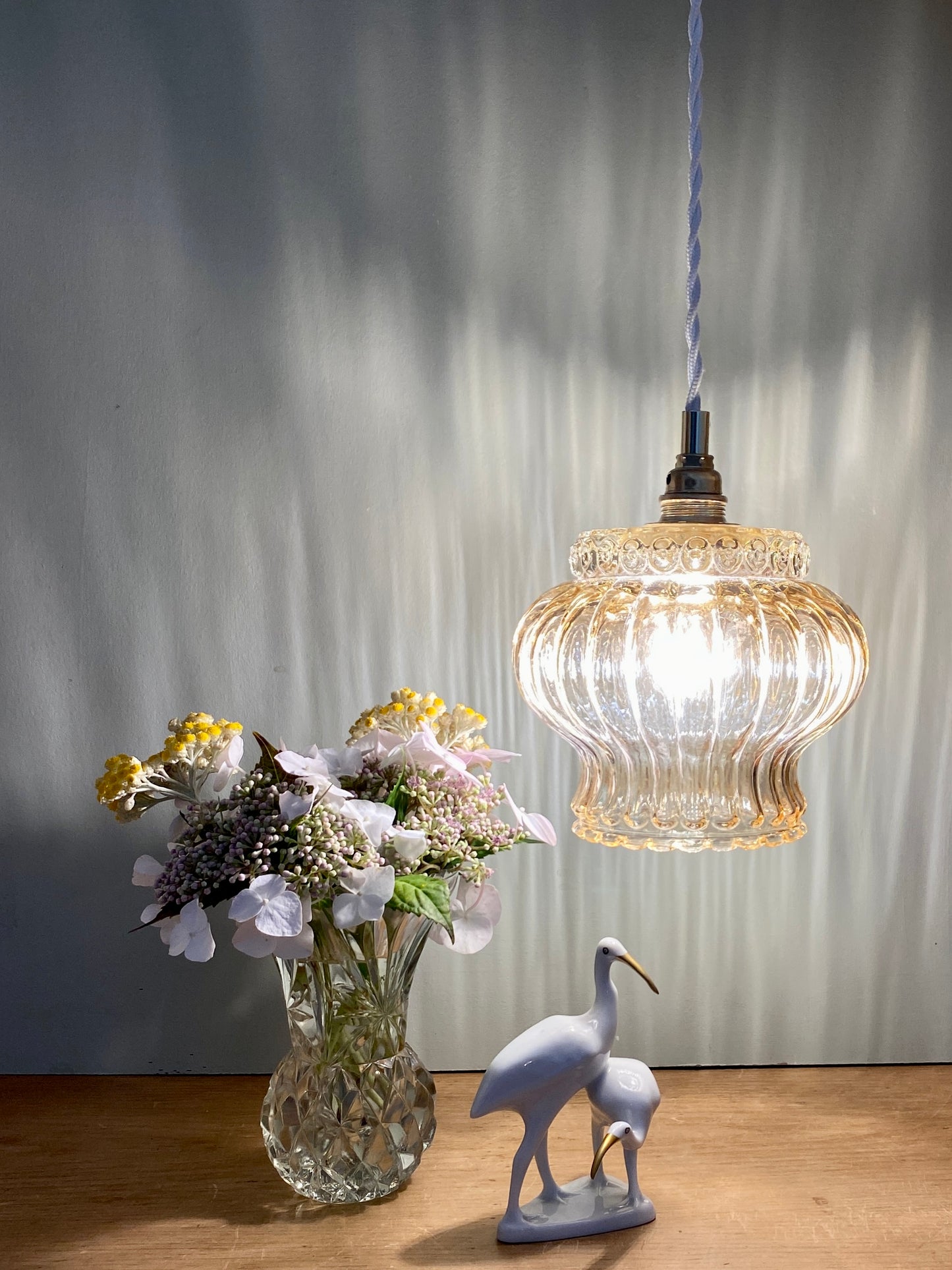 Suspension globe vintage en verre ambré