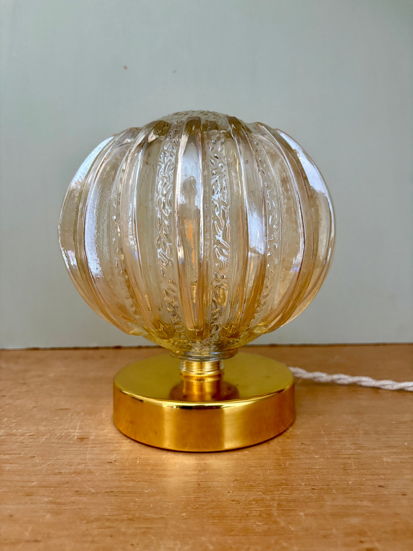 Lampe à poser globe vintage en verre moulé mi ambré mi transparent