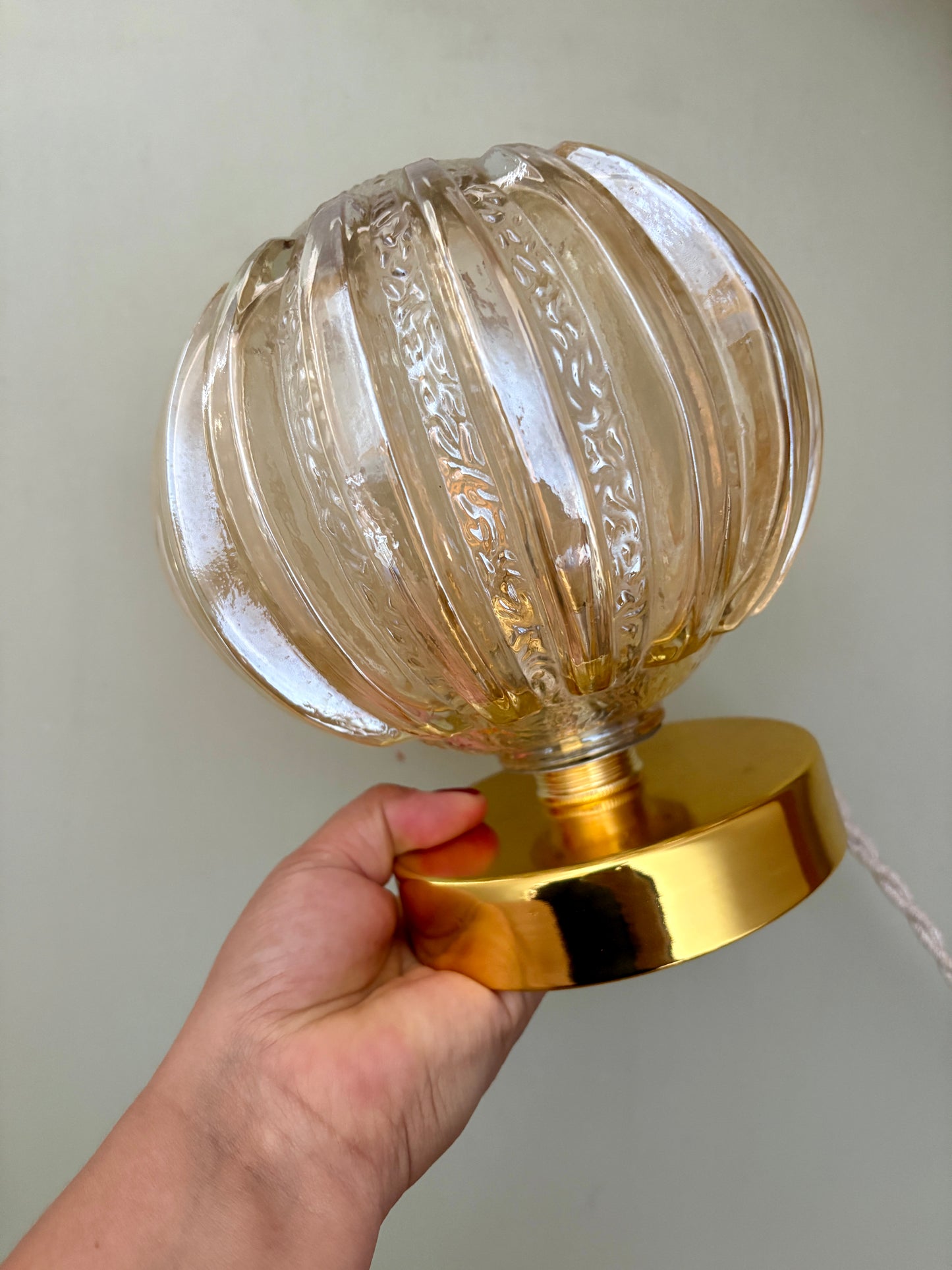 Lampe à poser globe vintage en verre moulé mi ambré mi transparent