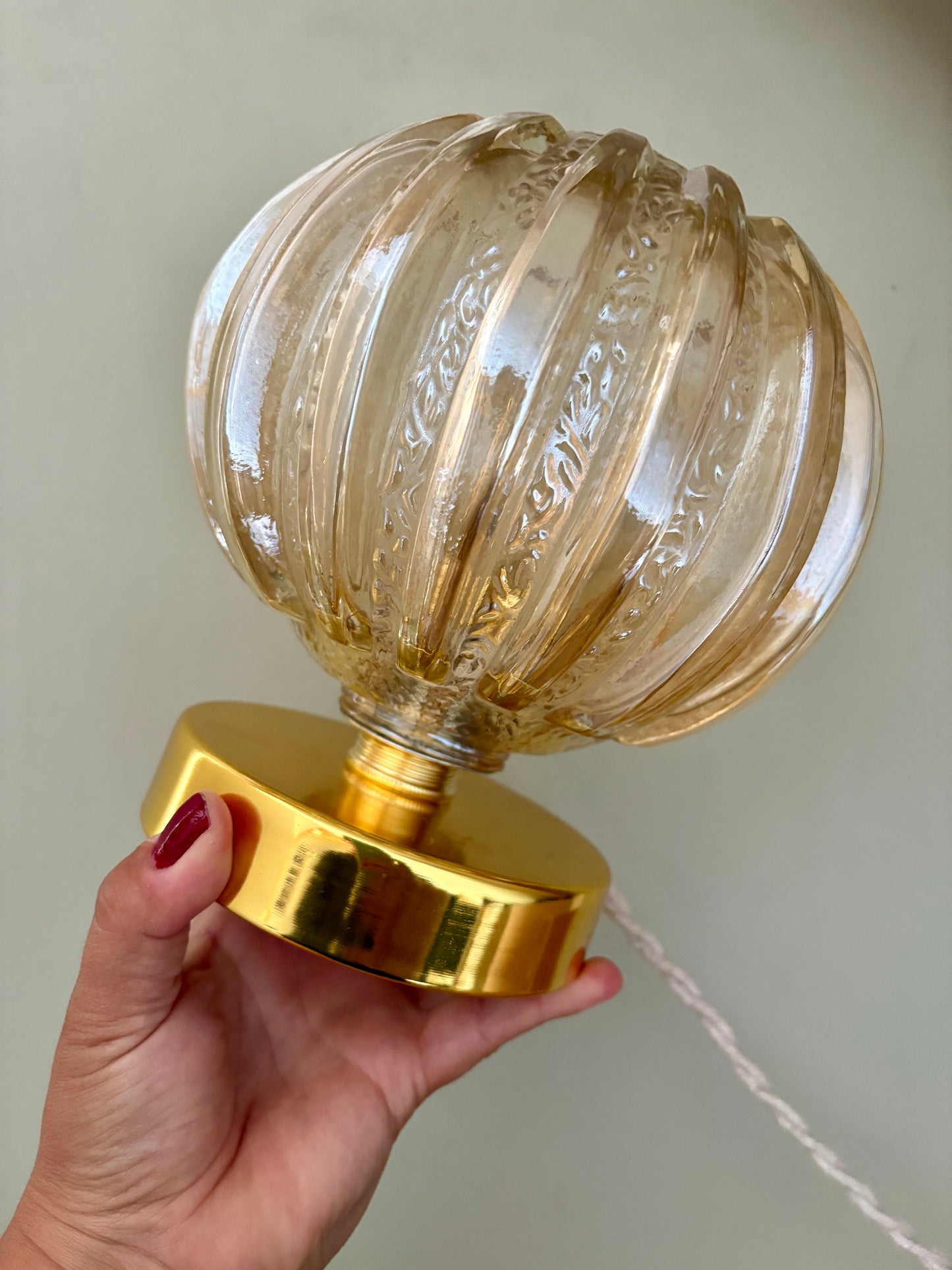 Lampe à poser globe vintage en verre moulé mi ambré mi transparent