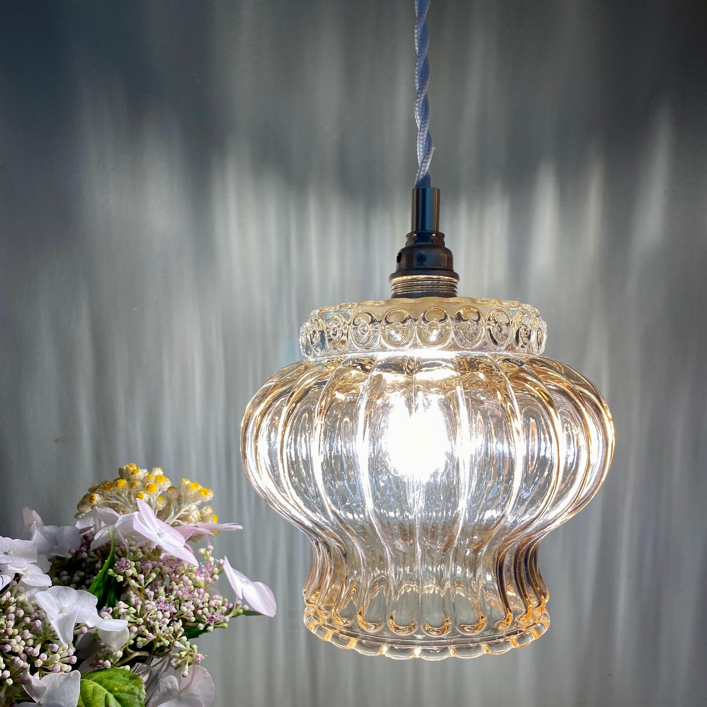 Suspension globe vintage en verre ambré