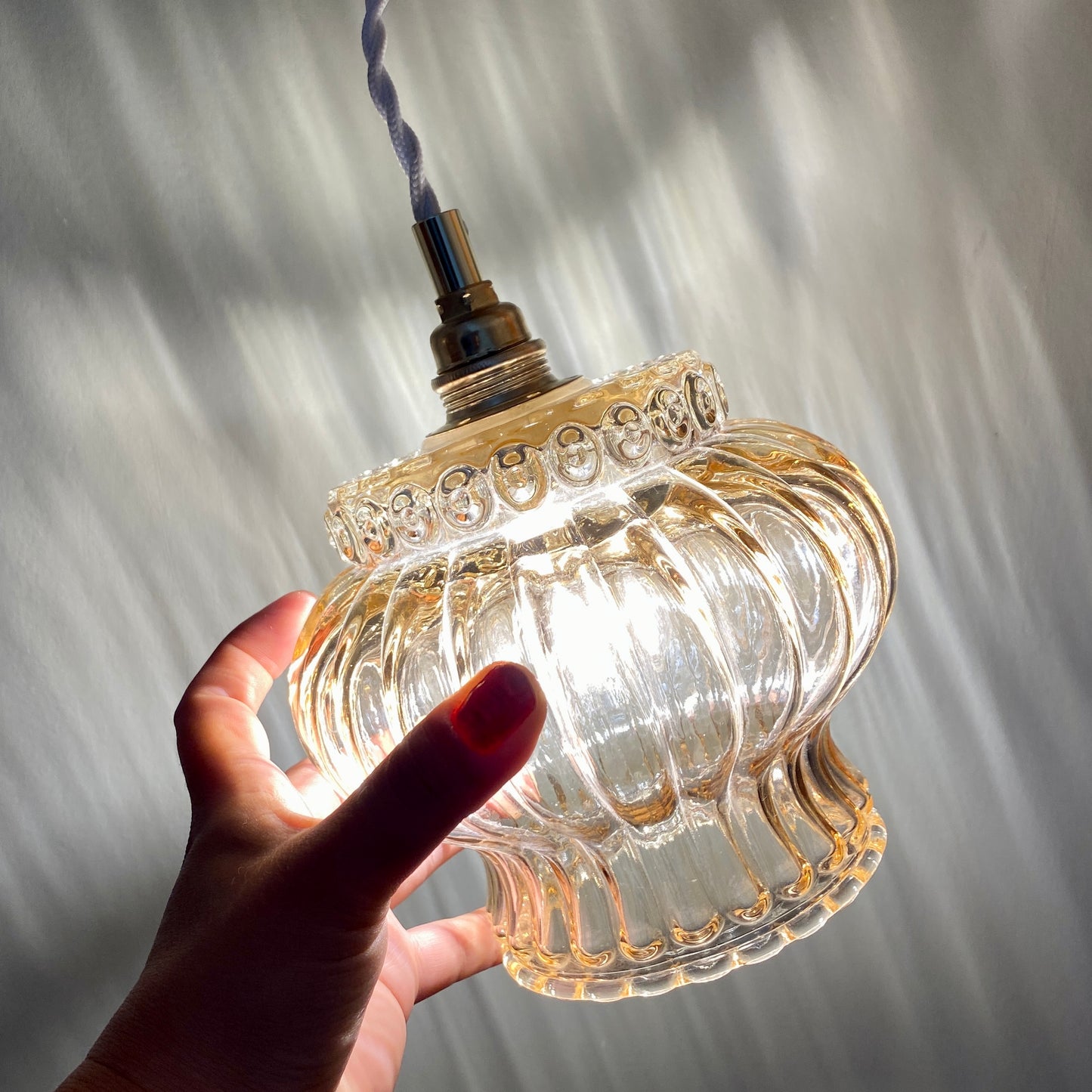 Suspension globe vintage en verre ambré