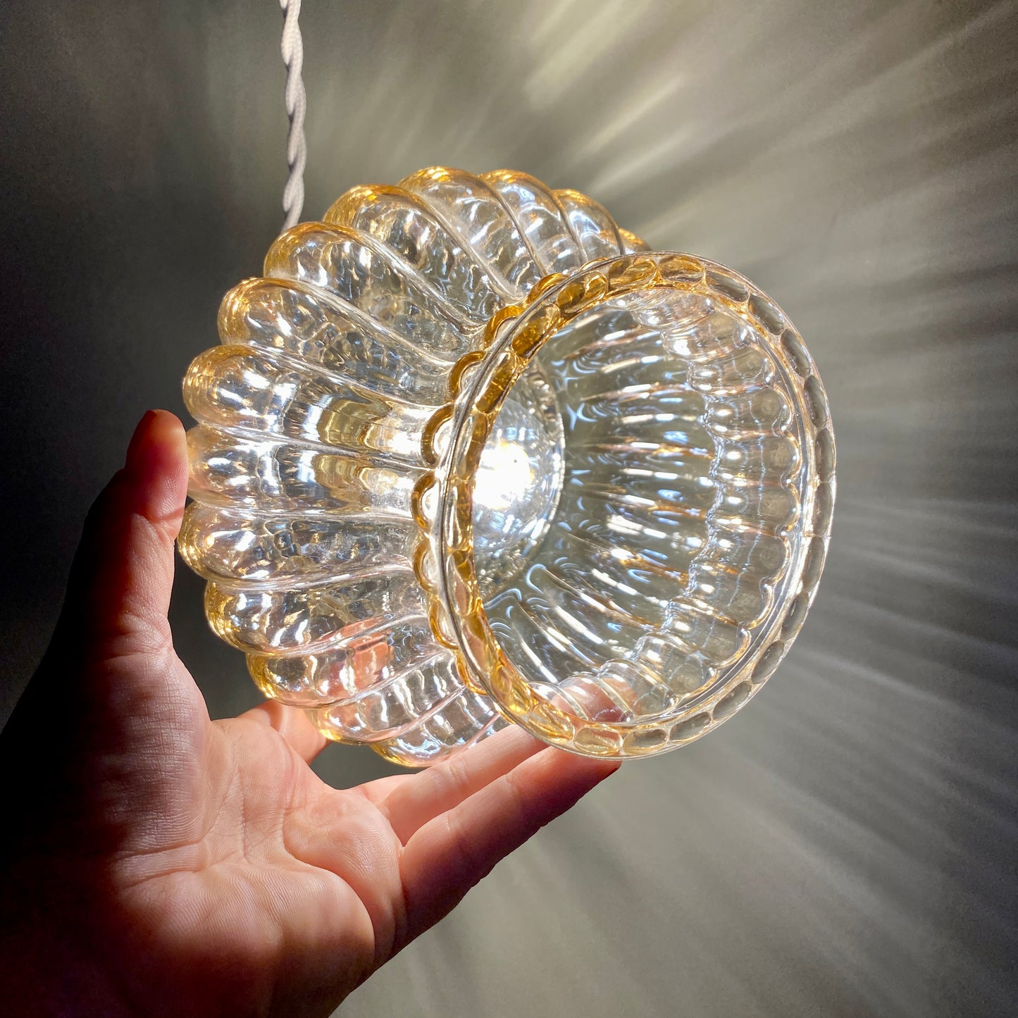 Suspension globe vintage en verre ambré