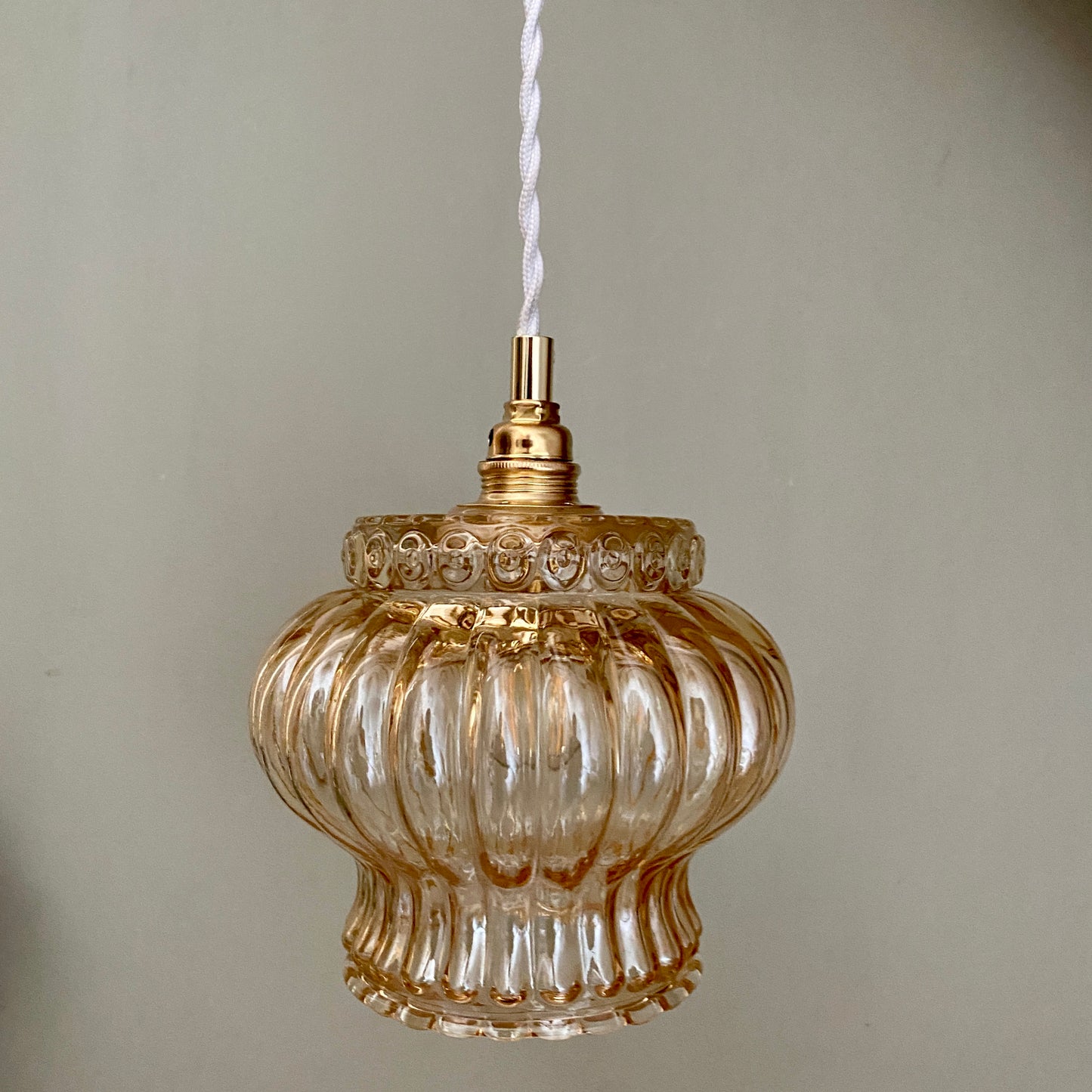 Suspension globe vintage en verre ambré