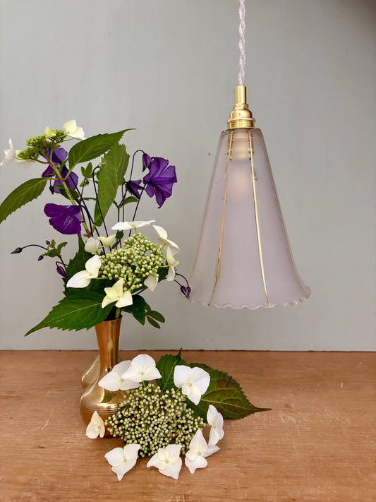 Suspension tulipe vintage en verre dépoli blanc et doré
