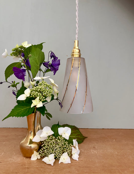 Suspension tulipe vintage en verre dépoli blanc et liserés dorés