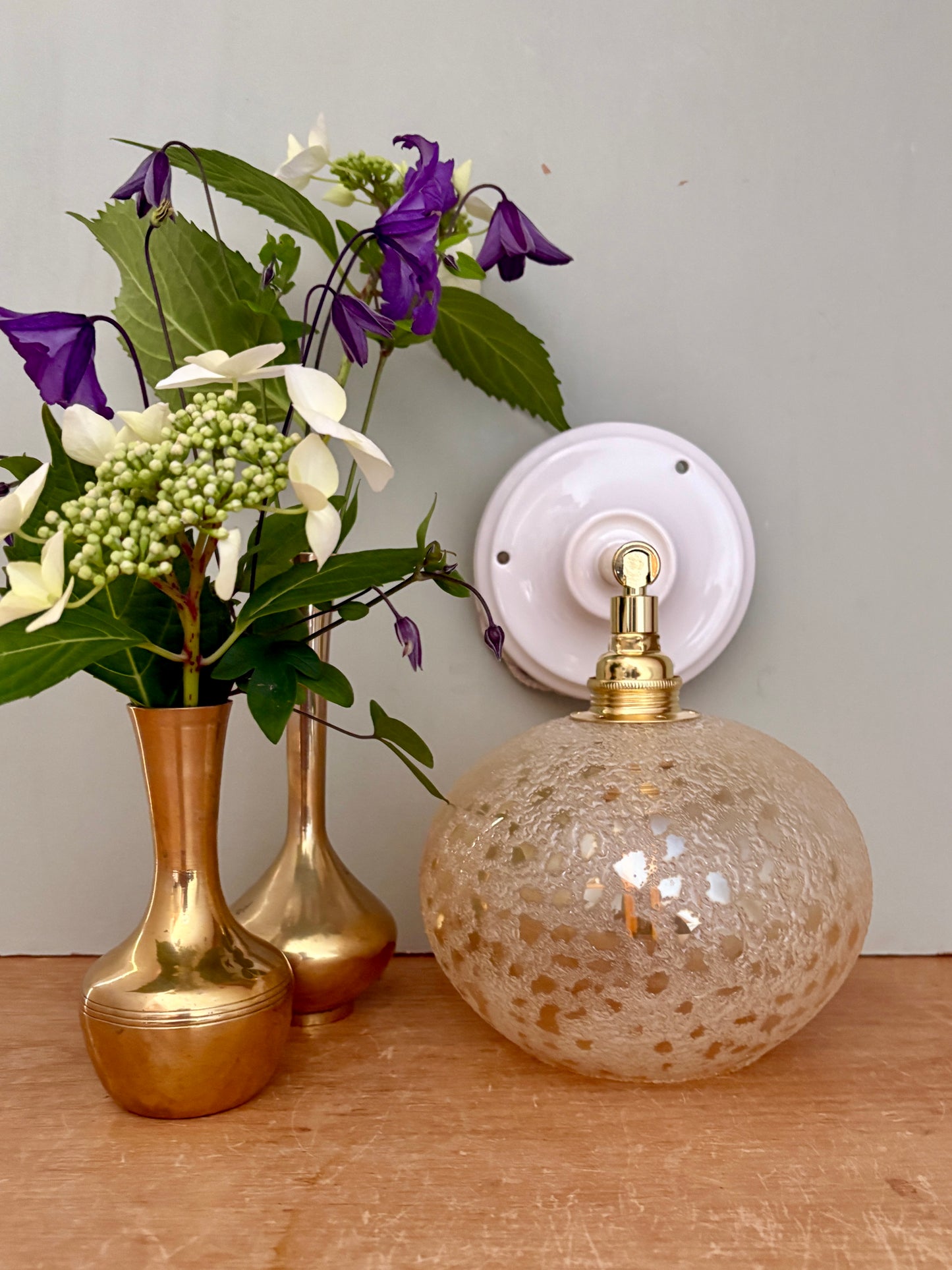 Applique globe vintage en verre granité ambré