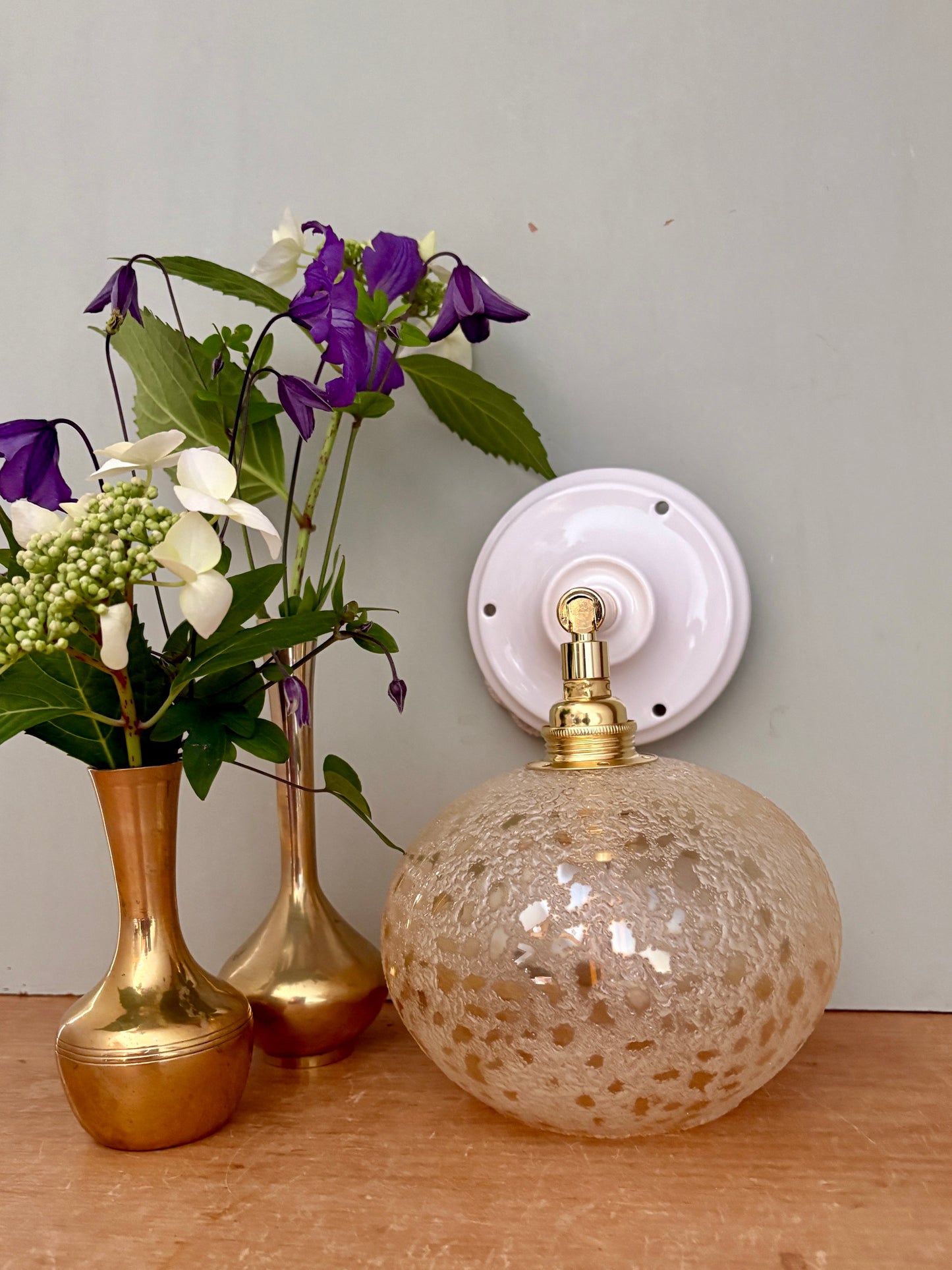 Applique globe vintage en verre granité ambré