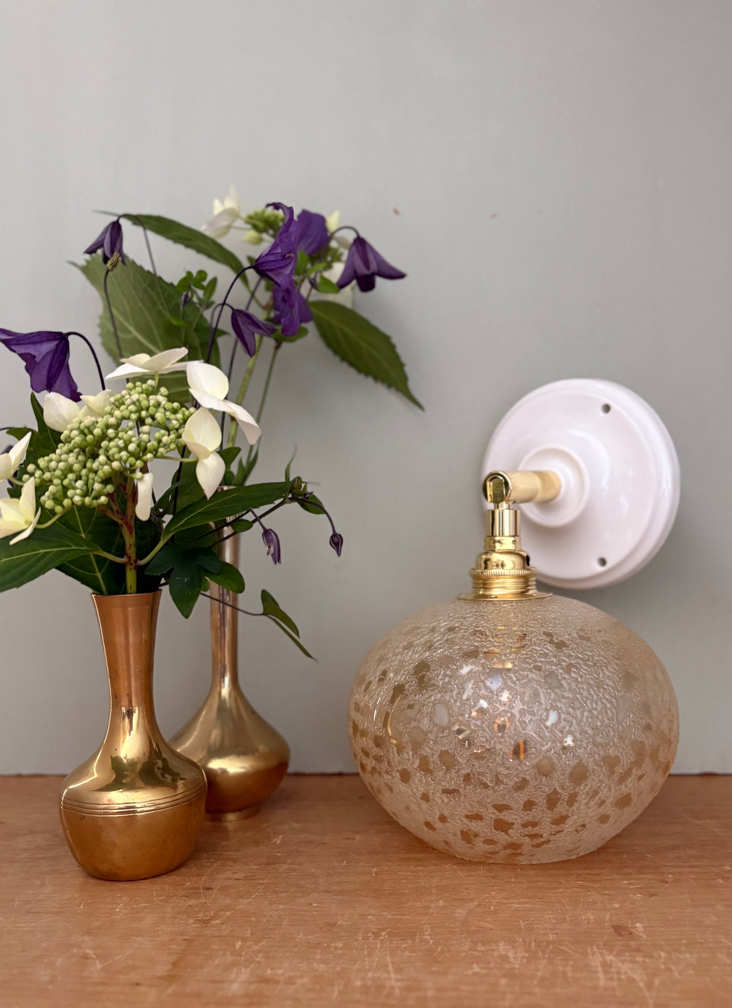 Applique globe vintage en verre granité ambré