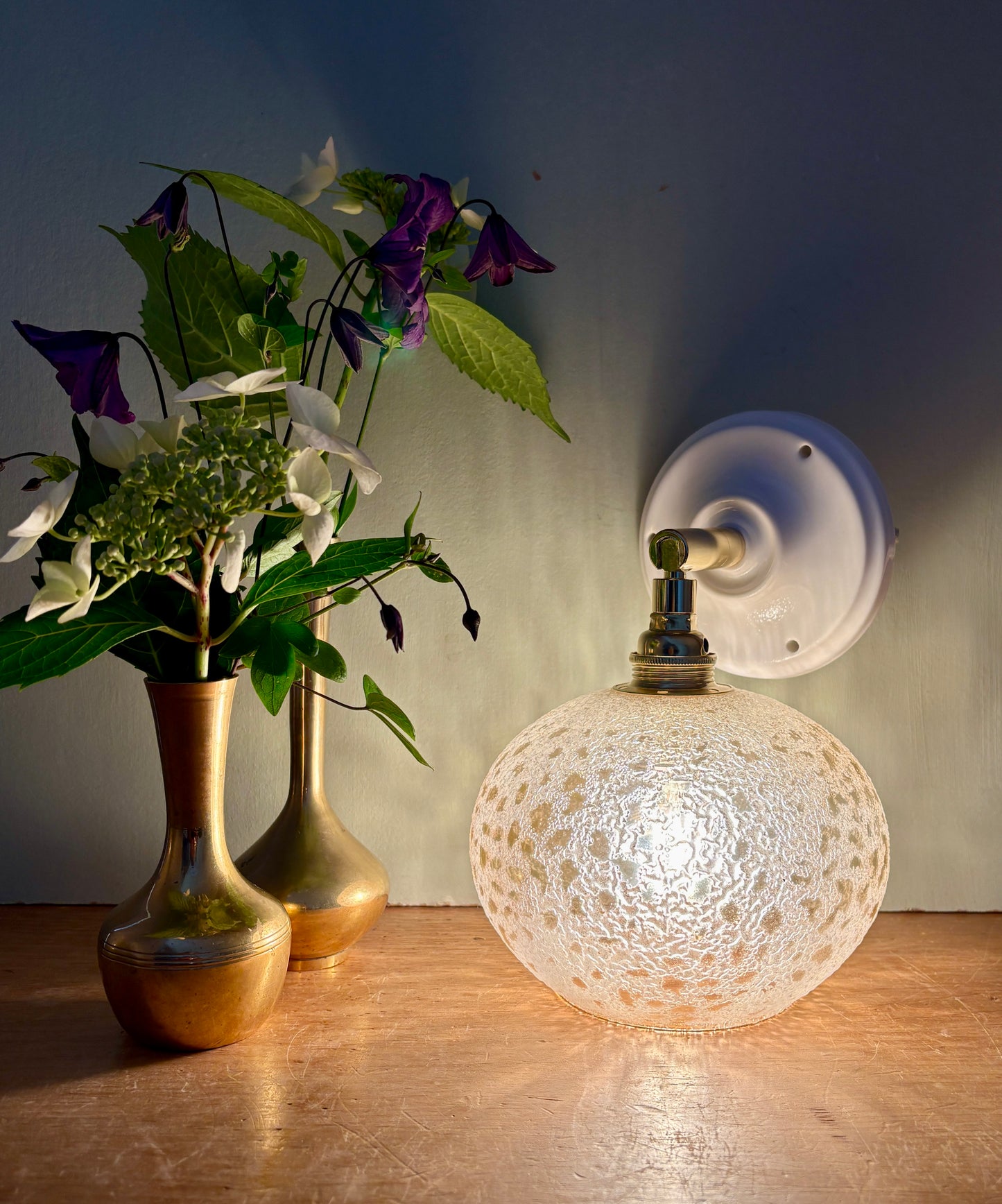 Applique globe vintage en verre granité ambré