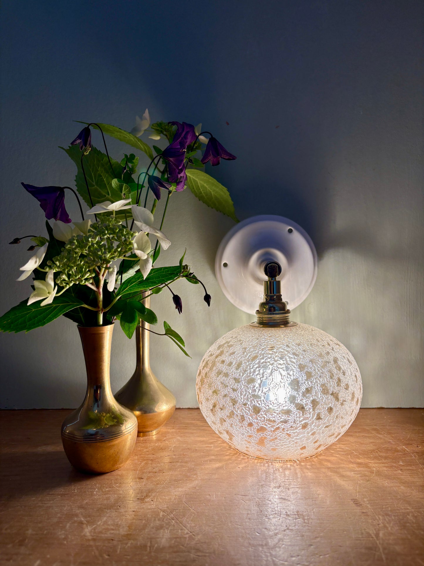 Applique globe vintage en verre granité ambré