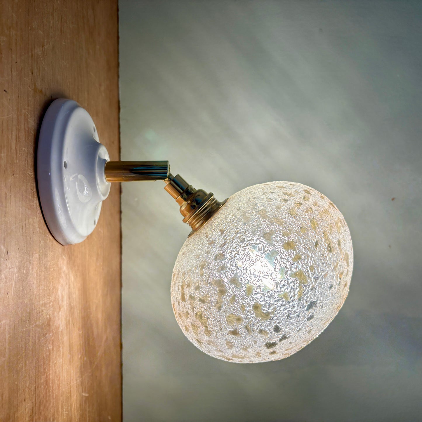 Applique globe vintage en verre granité ambré