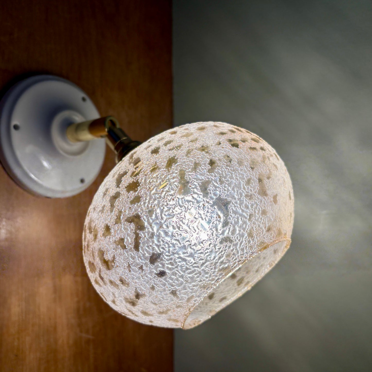 Applique globe vintage en verre granité ambré