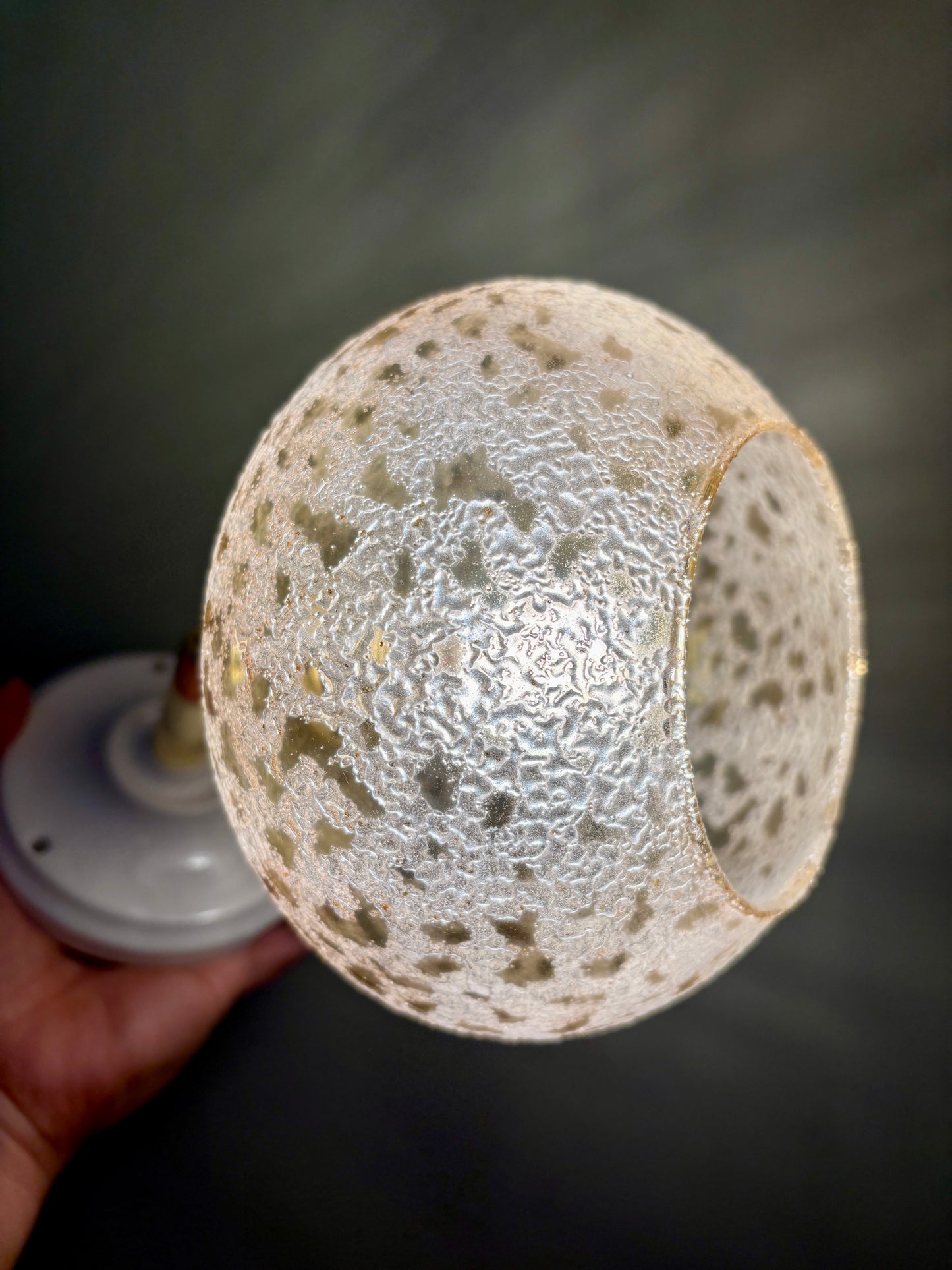 Applique globe vintage en verre granité ambré