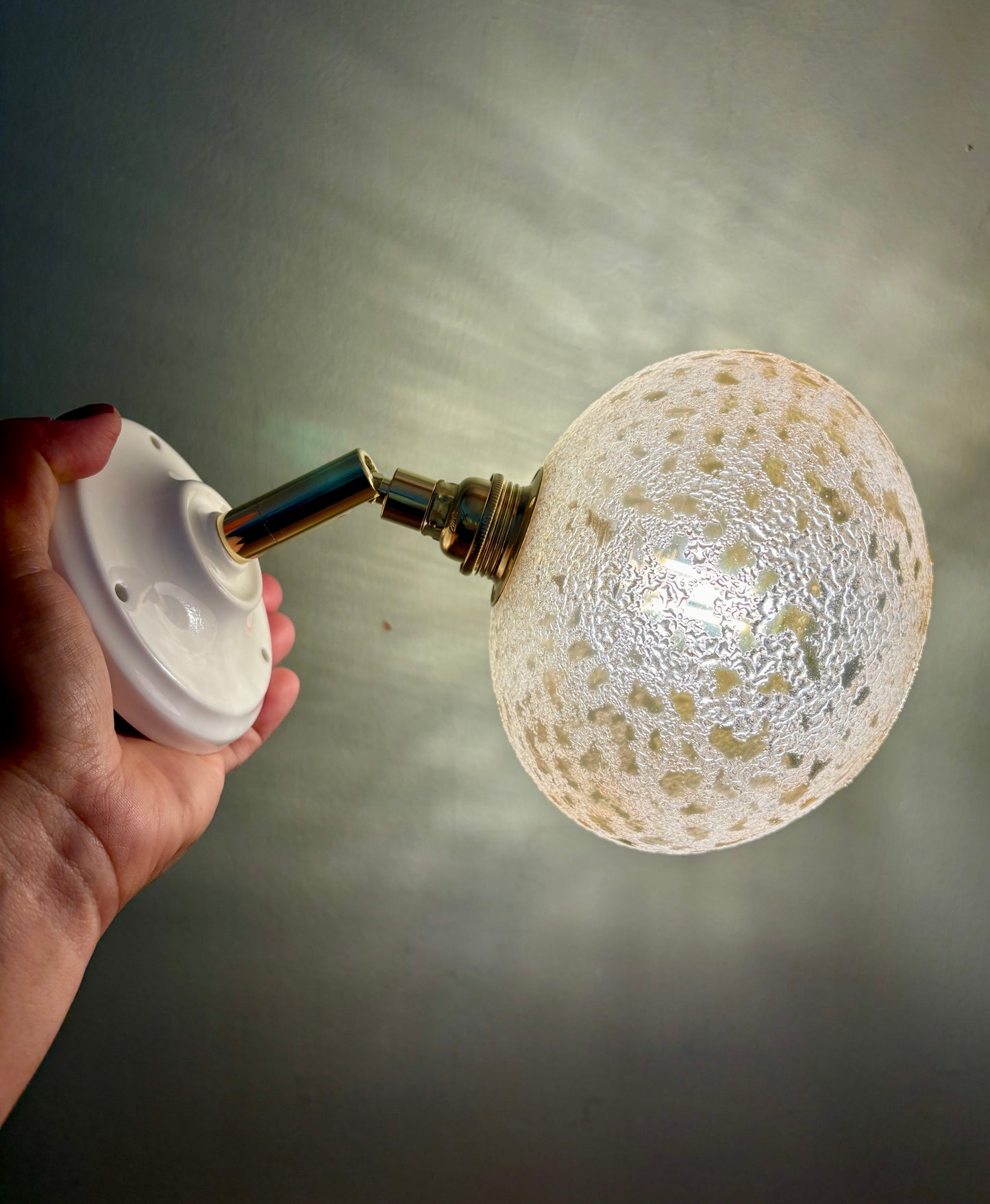 Applique globe vintage en verre granité ambré