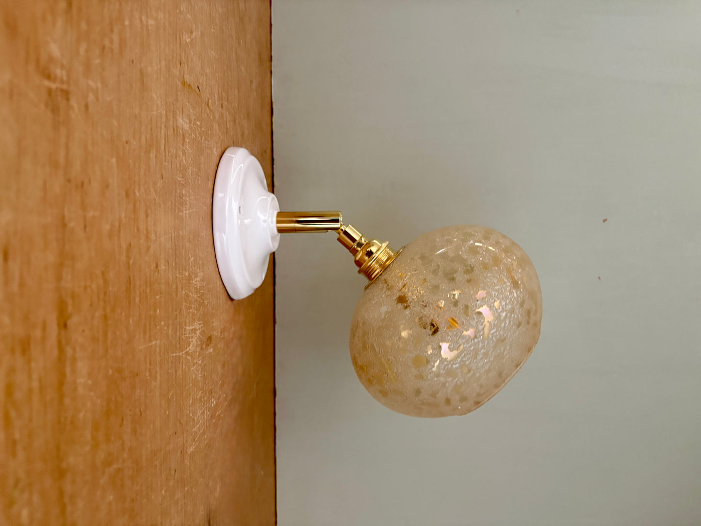 Applique globe vintage en verre granité ambré