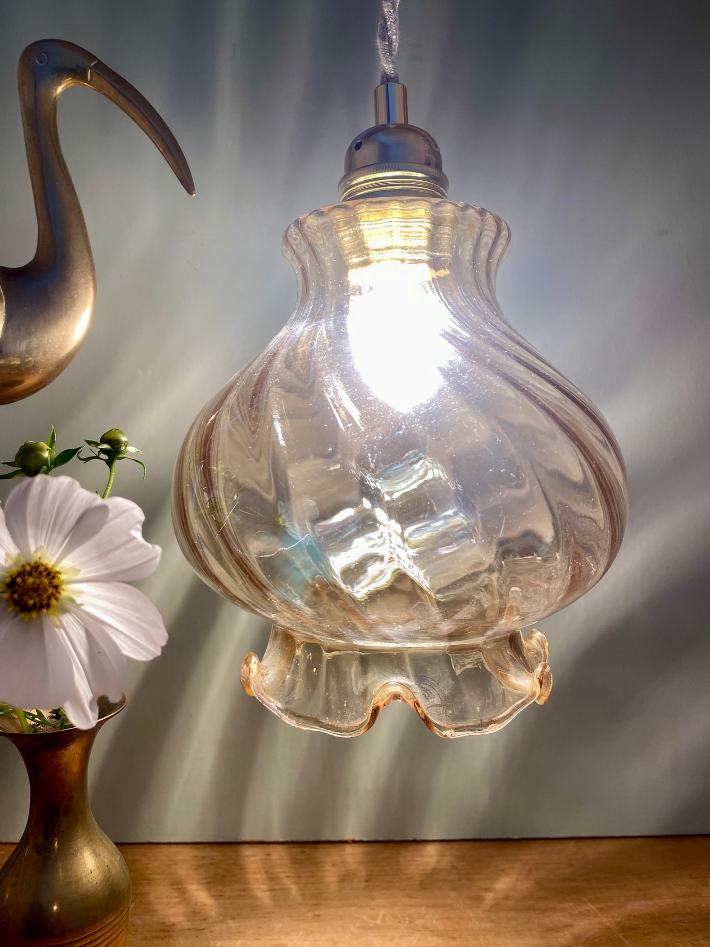 Suspension globe vintage en verre ambré