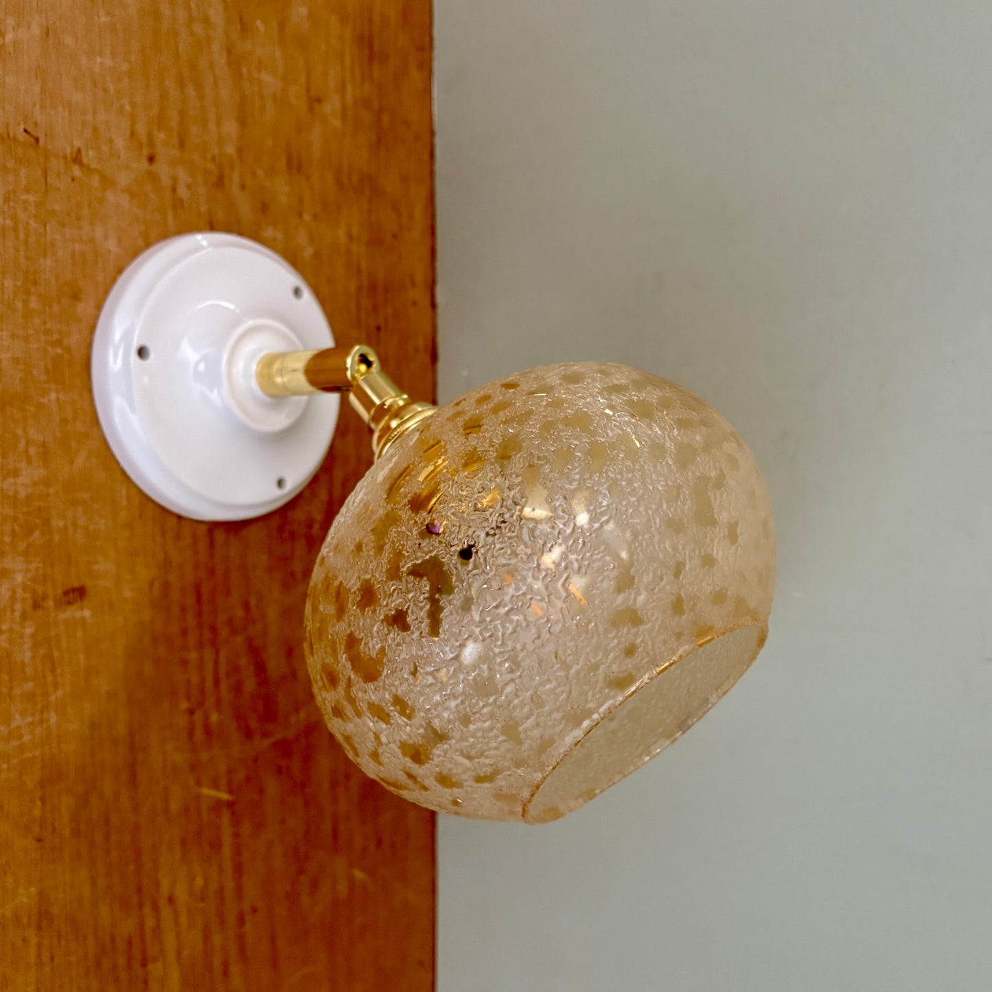 Applique globe vintage en verre granité ambré